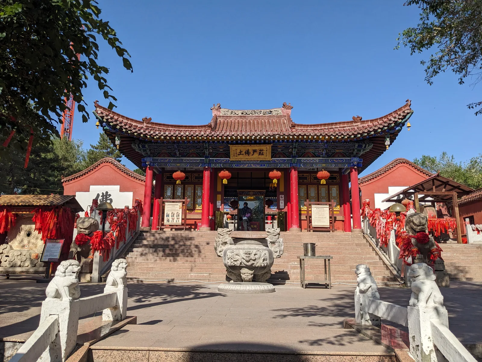 赤色の中国寺院