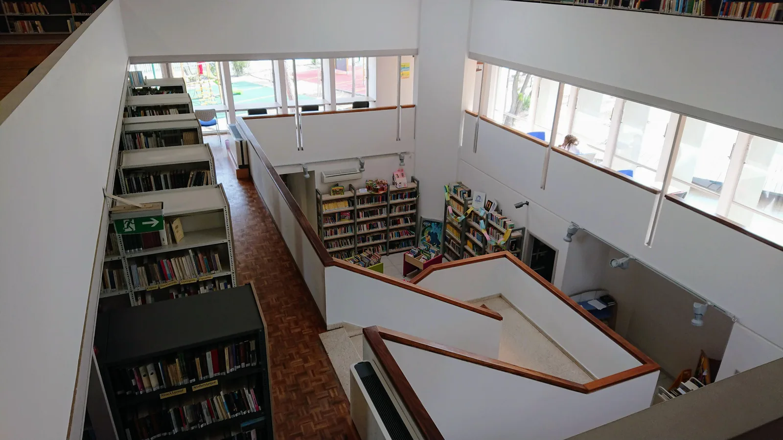 公立図書館の書架