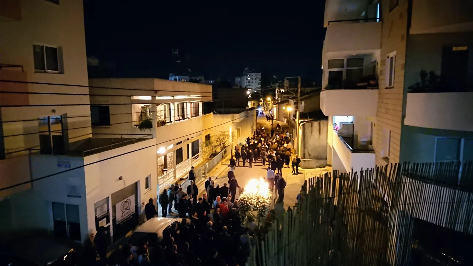 夜道を進む行列