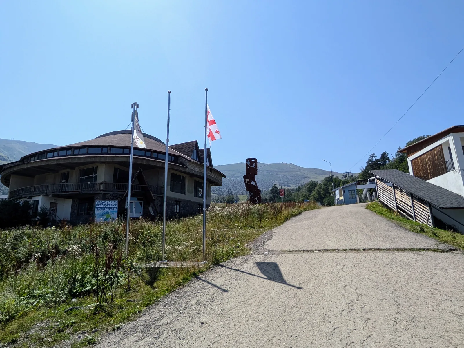 山麓施設と国旗