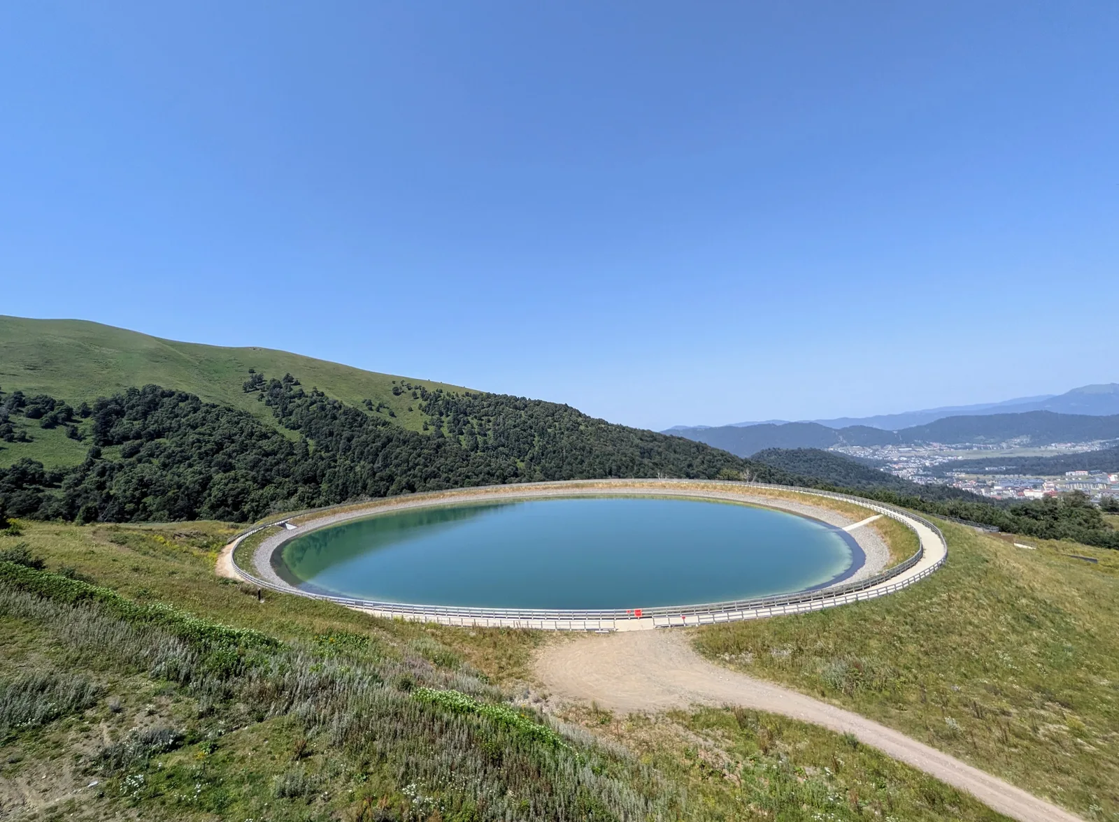 山中の貯水池