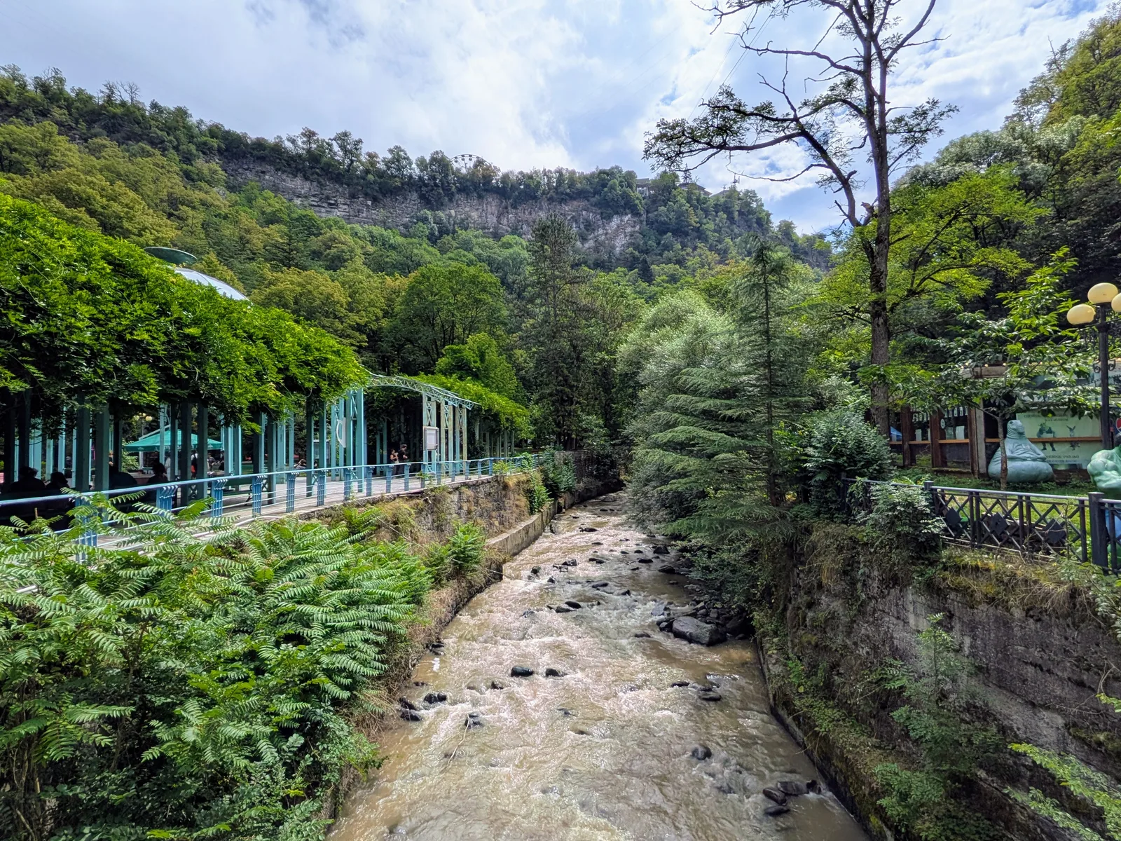 川沿いの遊歩道