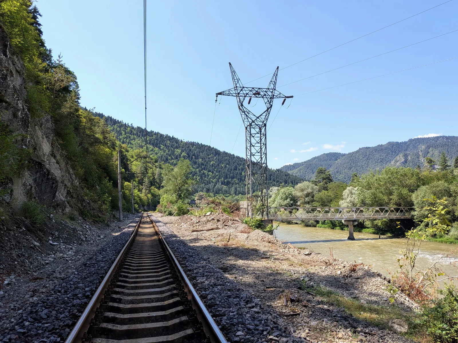 線路沿いに見える橋と川
