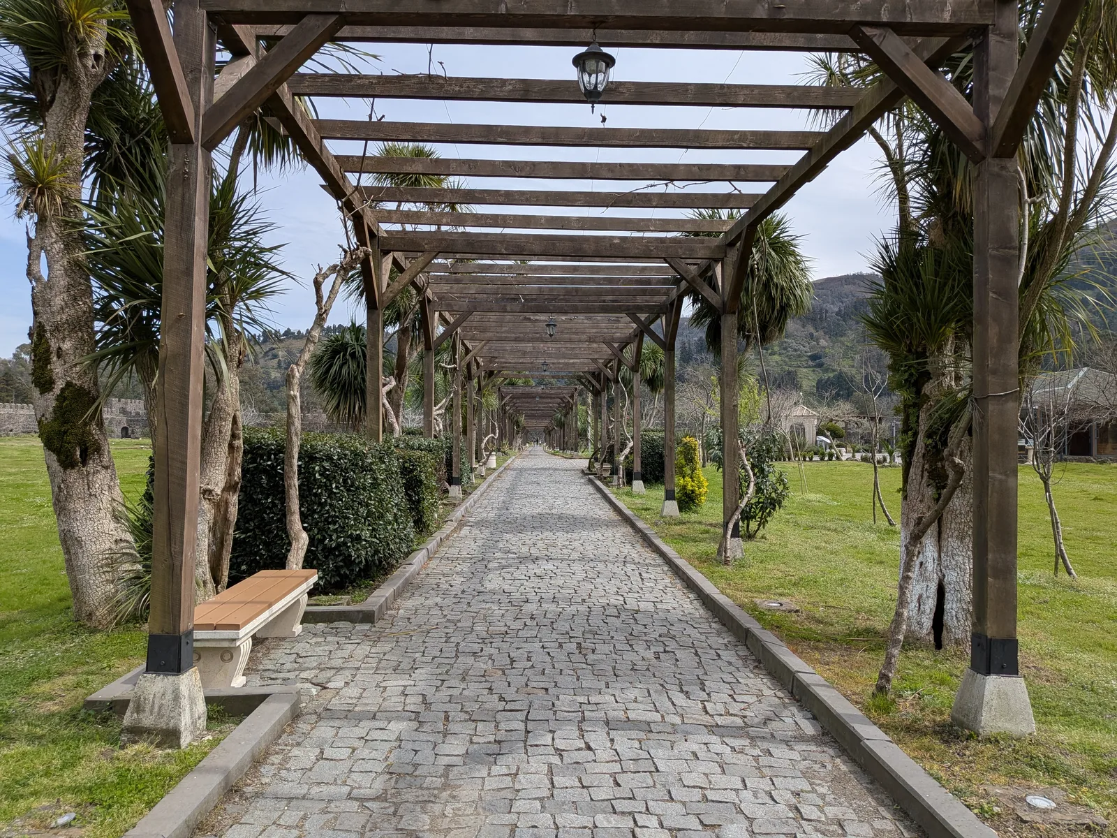 木造アーチの通路