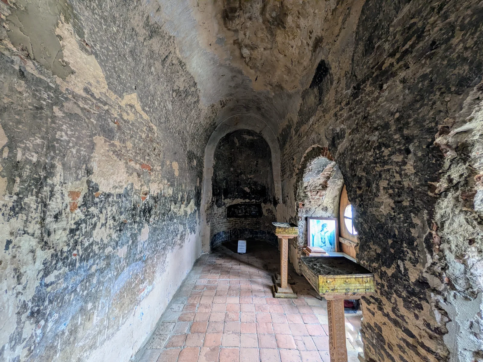 教会奥の岩肌