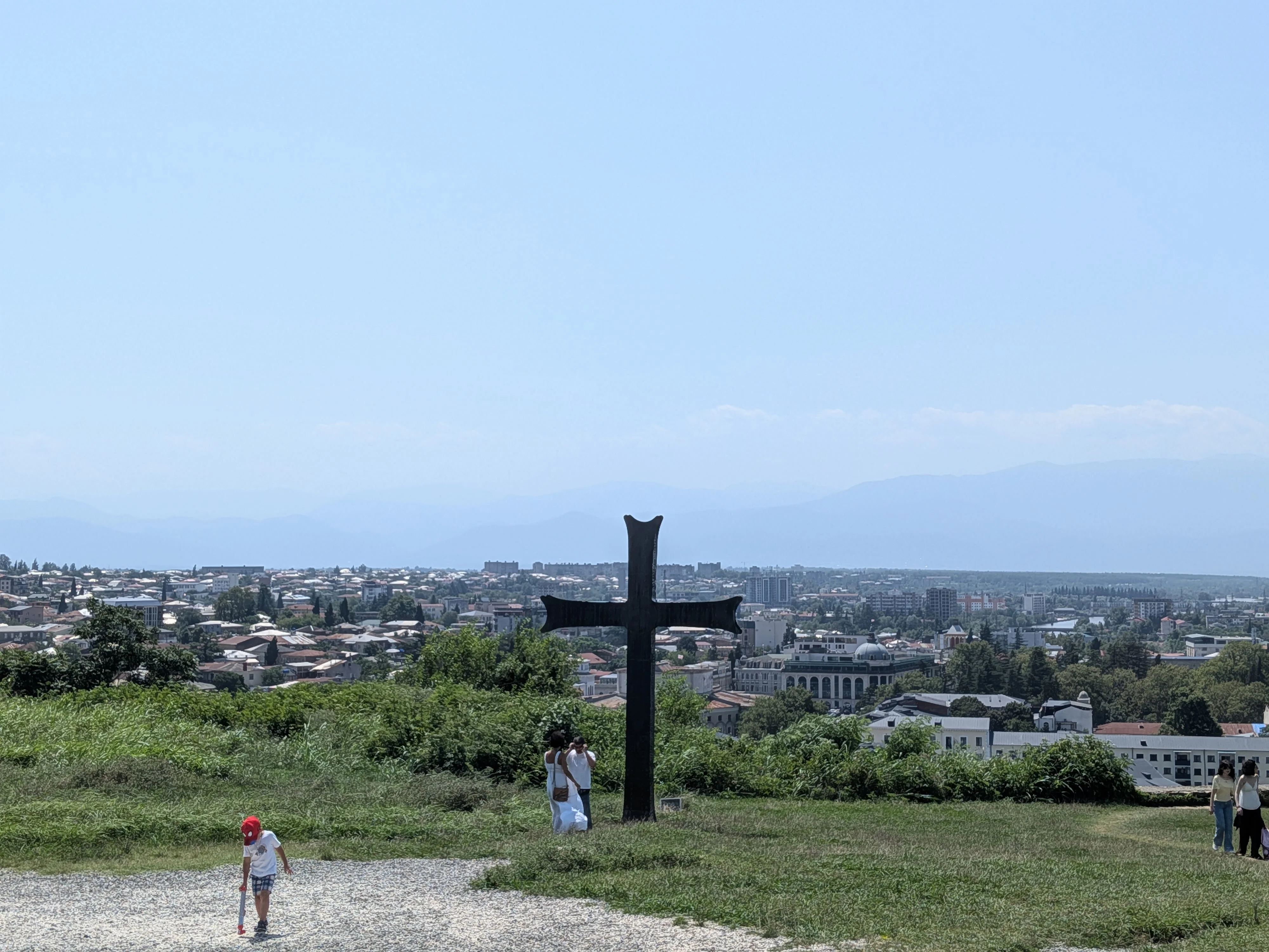 街を見下ろす大十字架