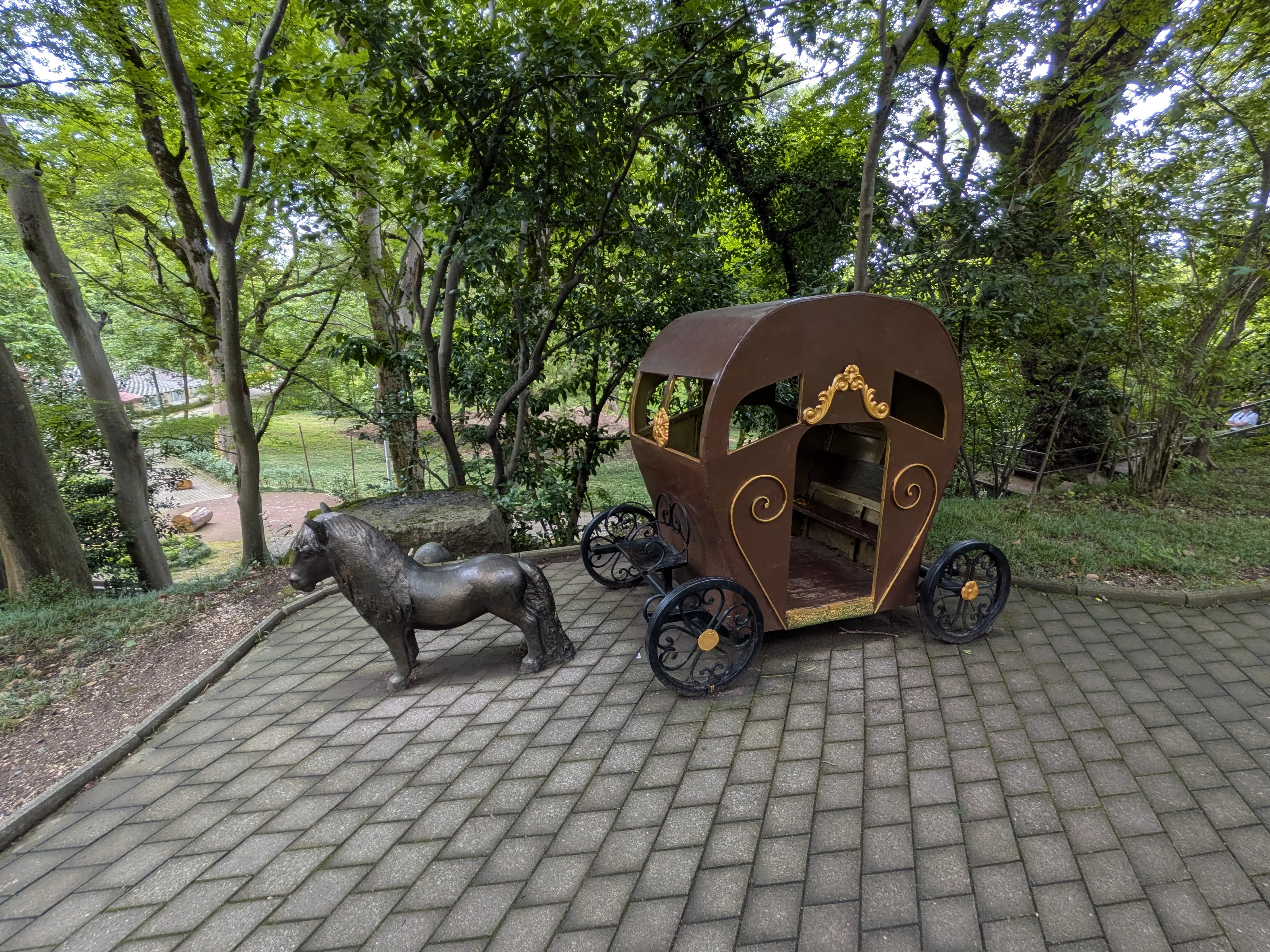 馬車を引く馬の像
