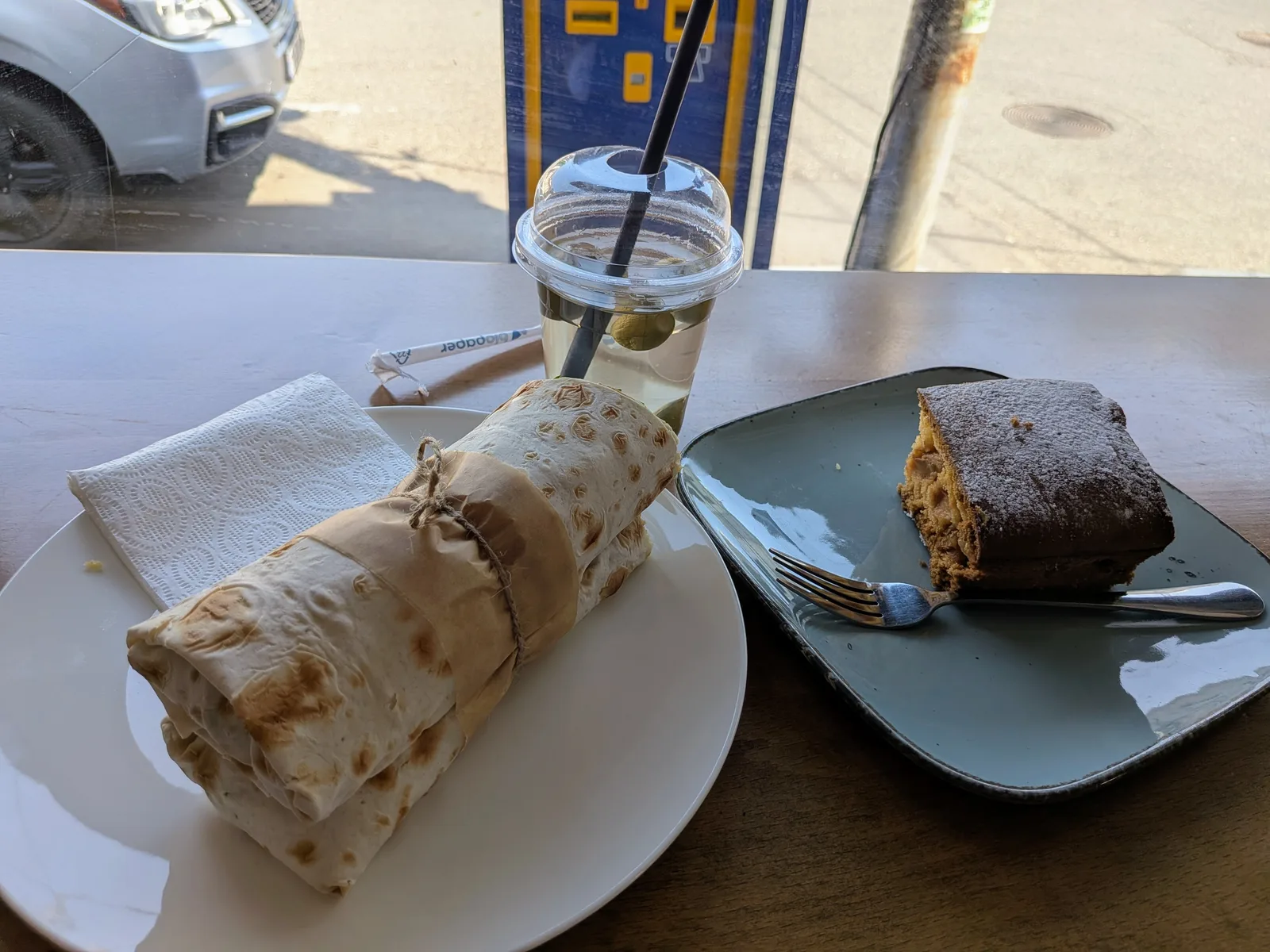 チキンラップとケーキ