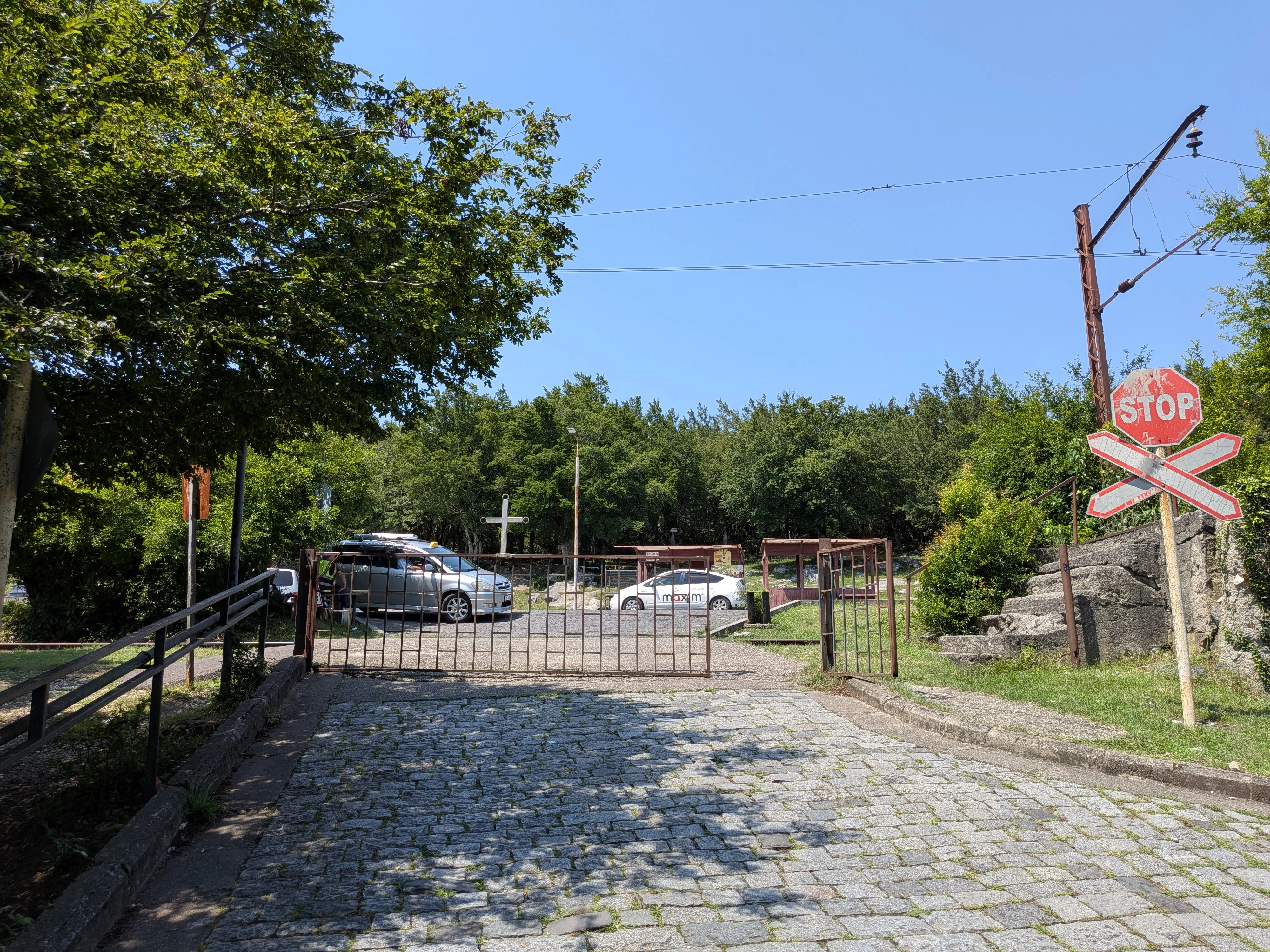 線路沿いの進入ゲート