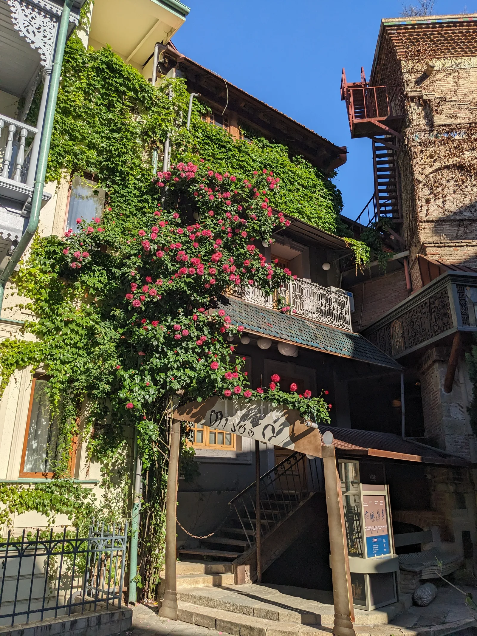 花に覆われた旧市街の建物
