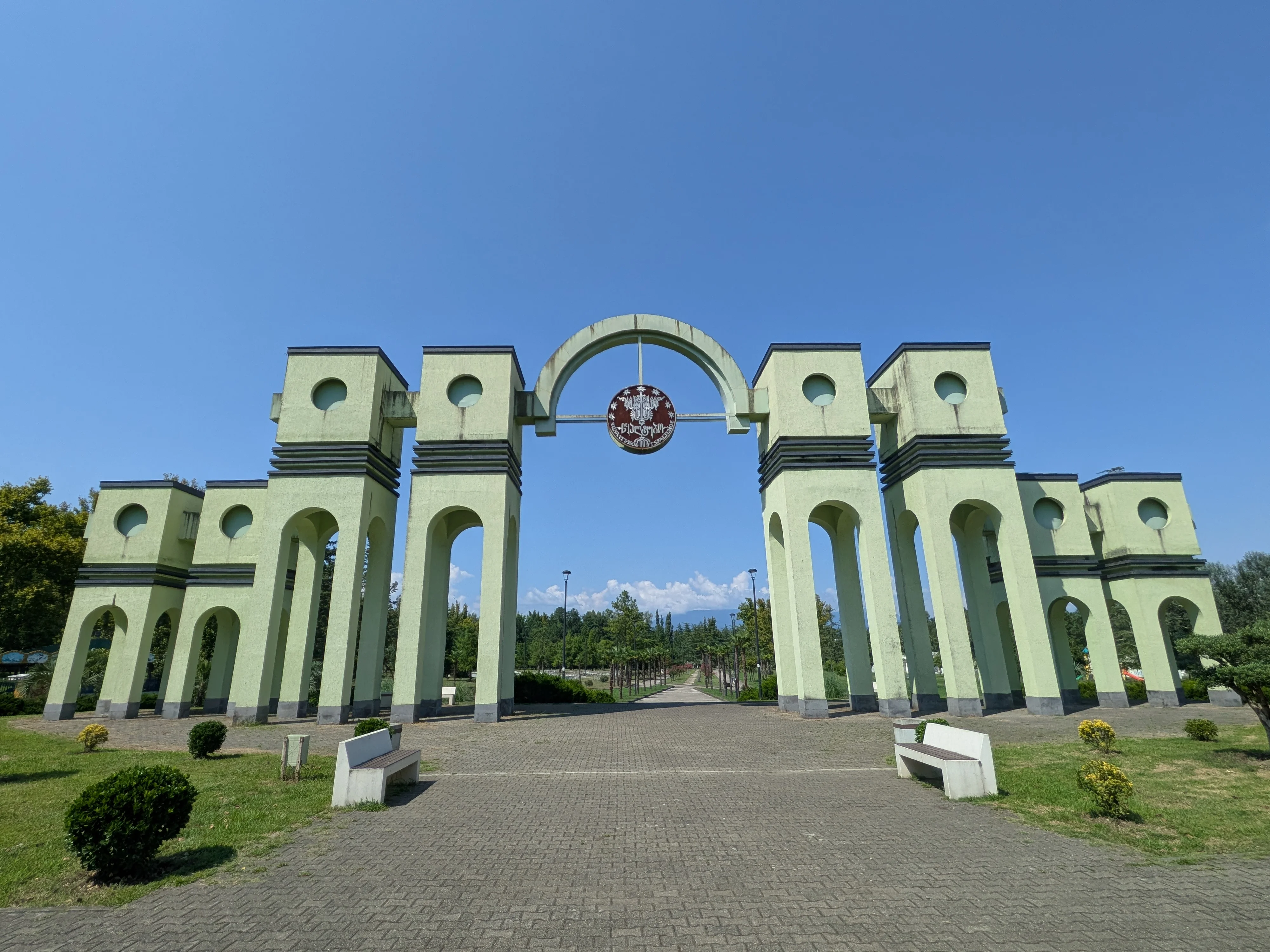 公園南側の緑門