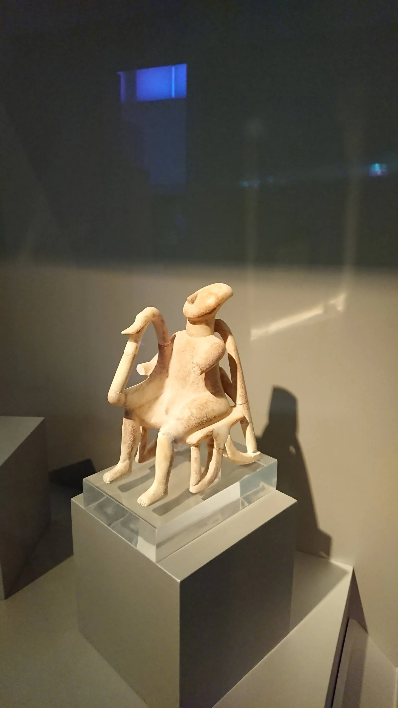 騎乗する人物の小像