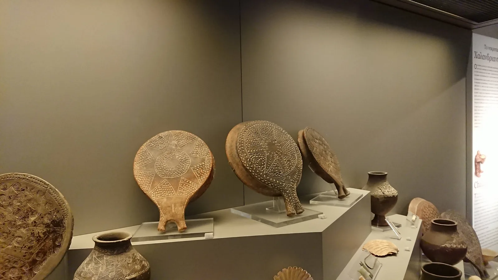 青銅鏡と壺の展示