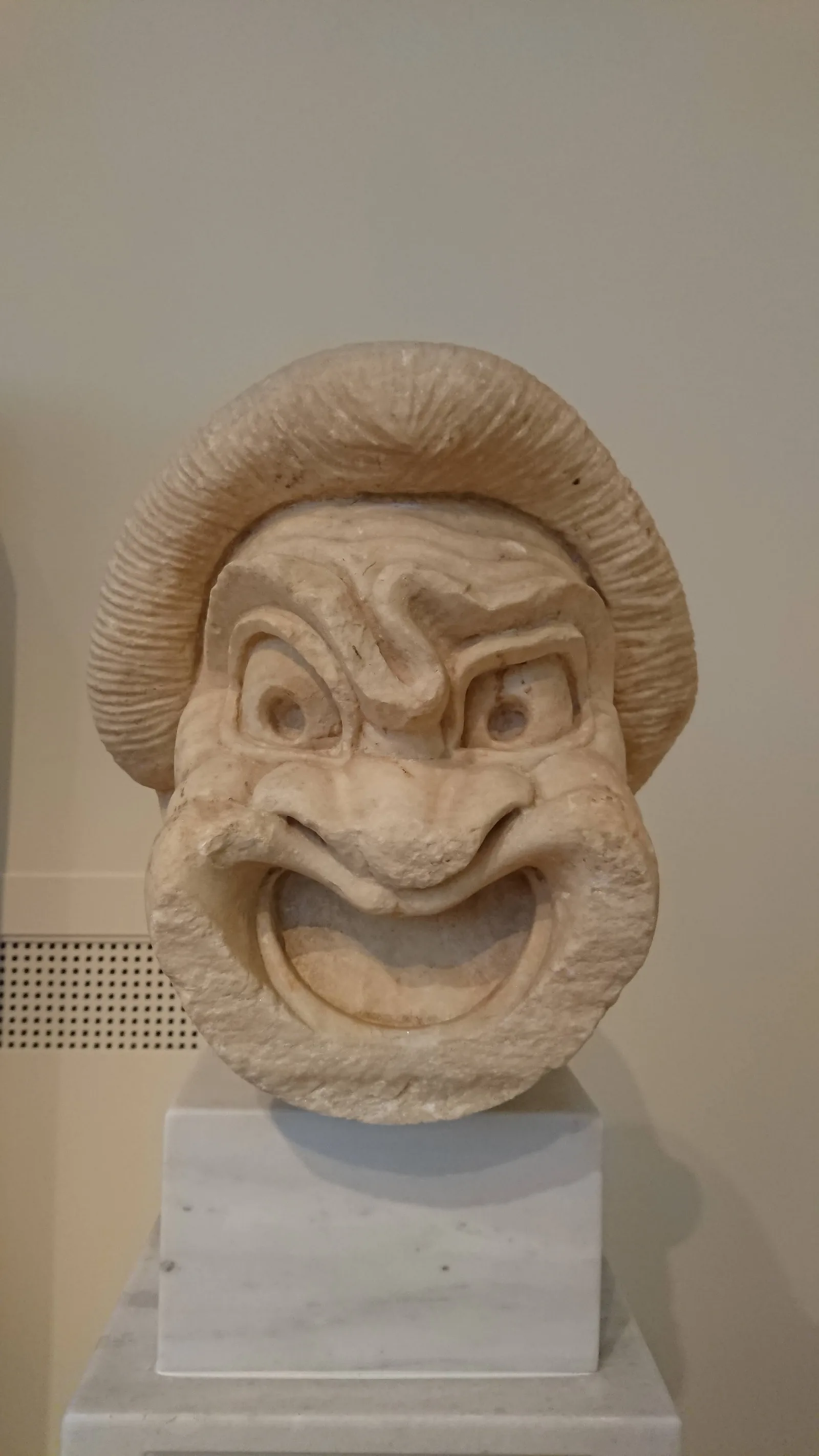 笑うテラコッタの仮面