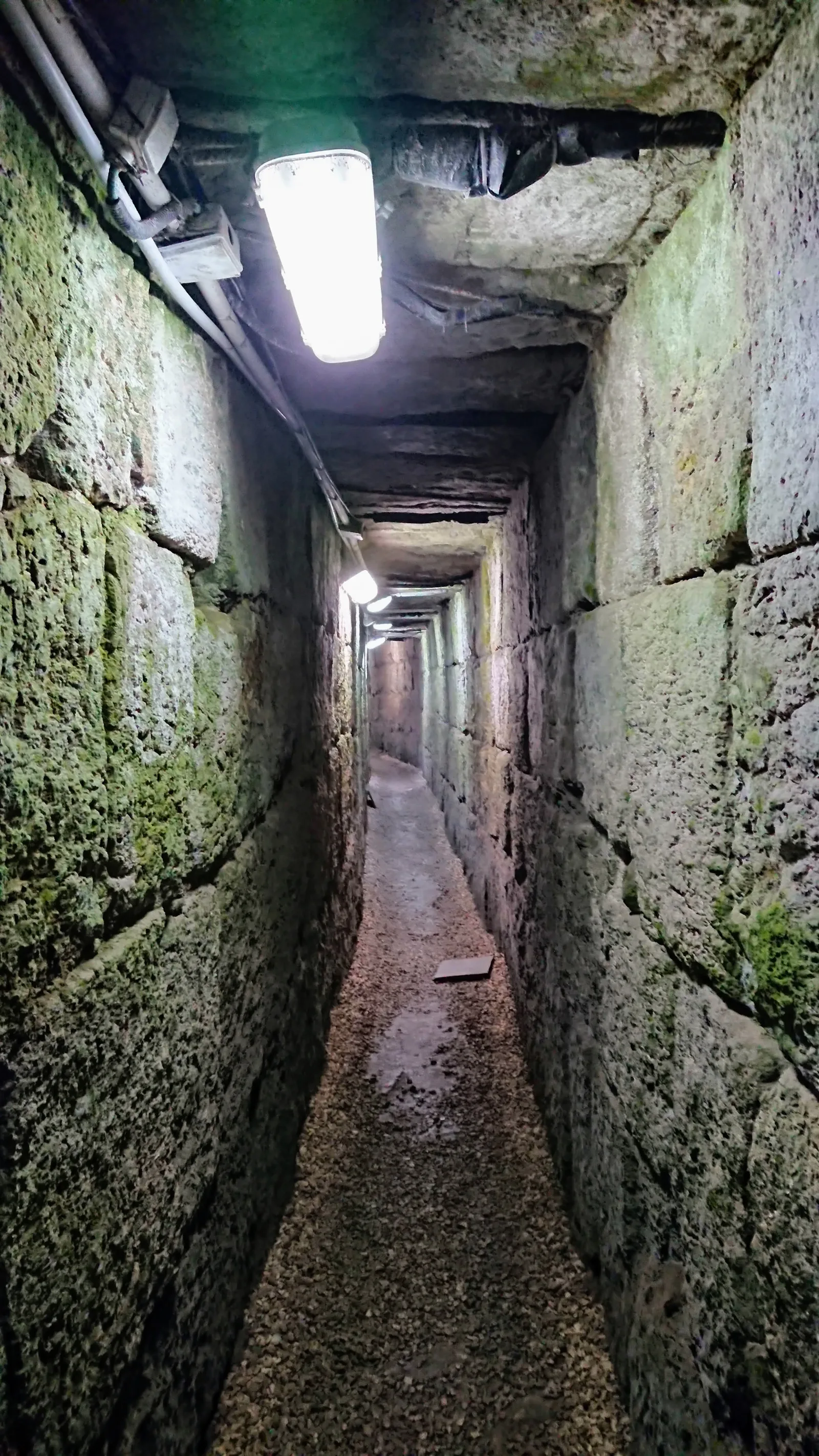 細長い地下水路