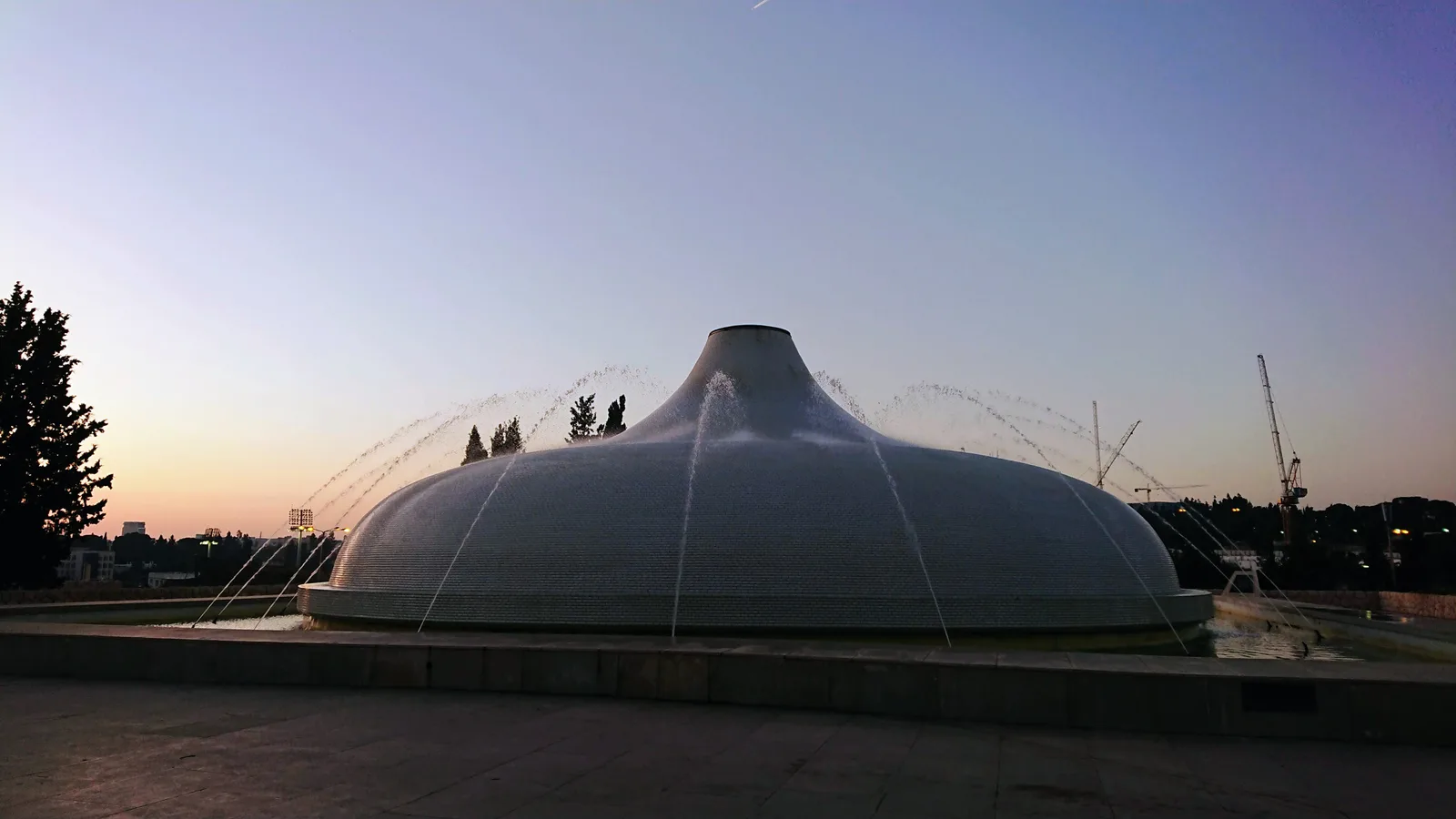 夕暮れの死海写本館