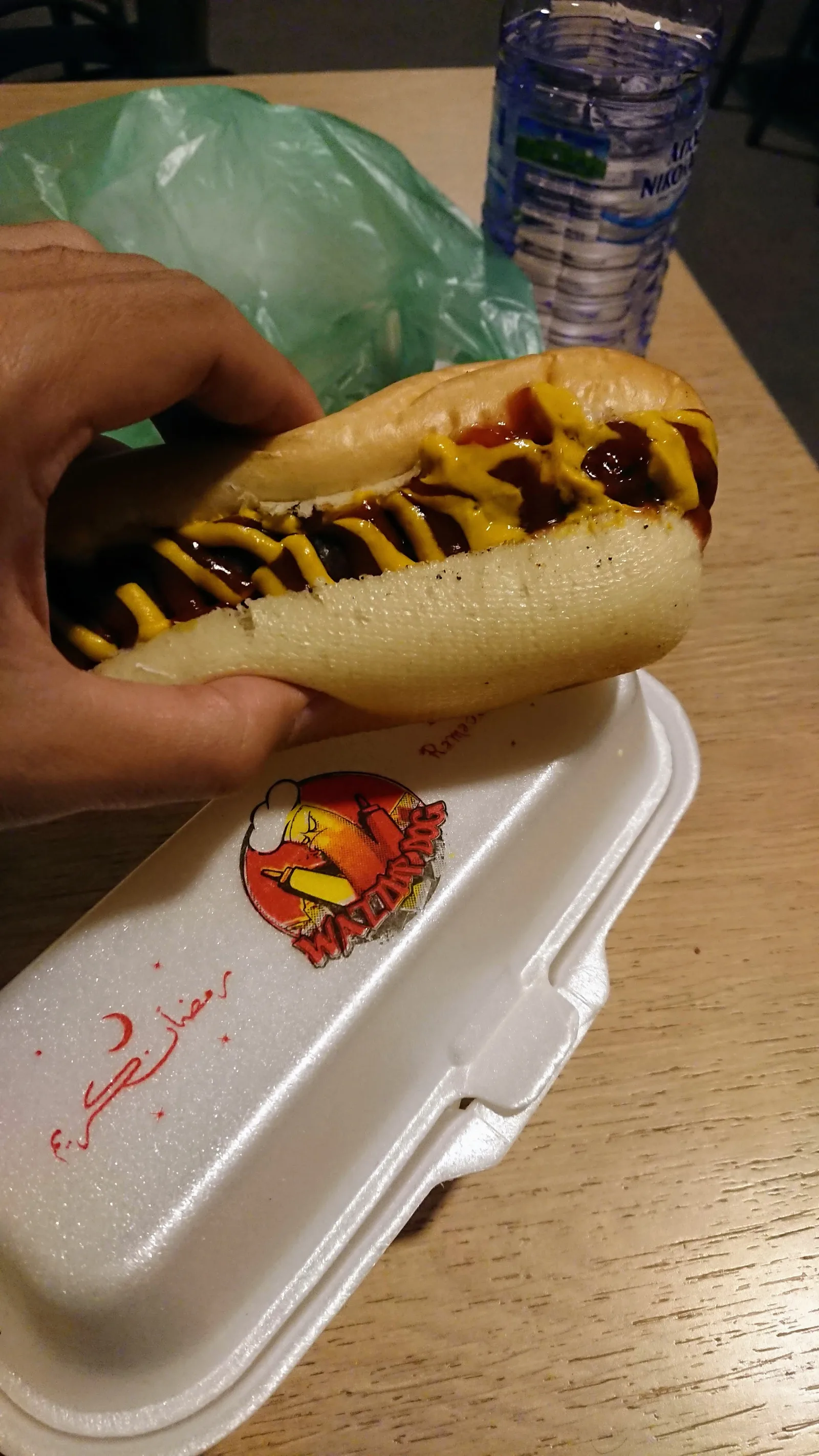 ソース付きホットドッグ