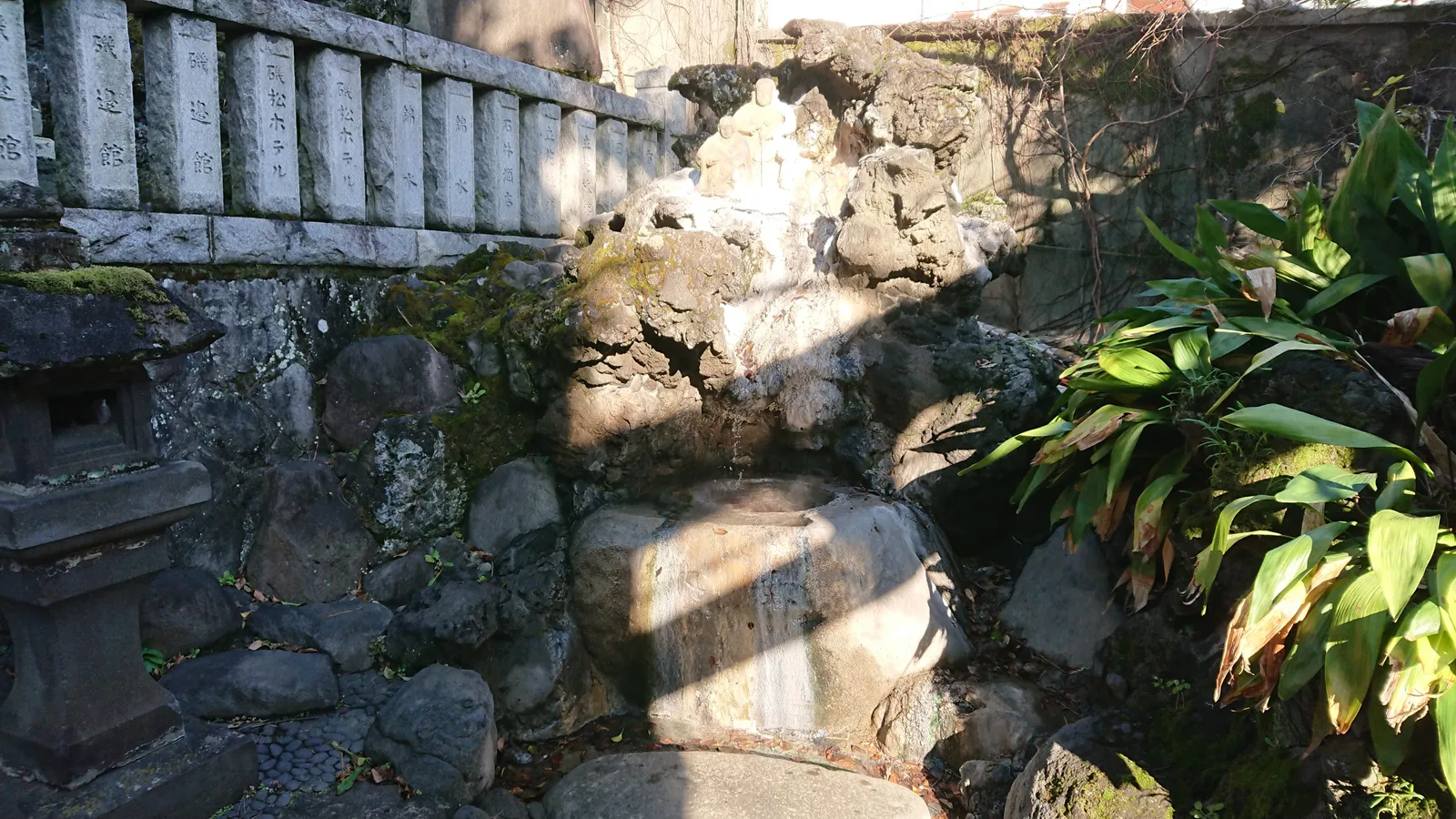 温泉地の岩場