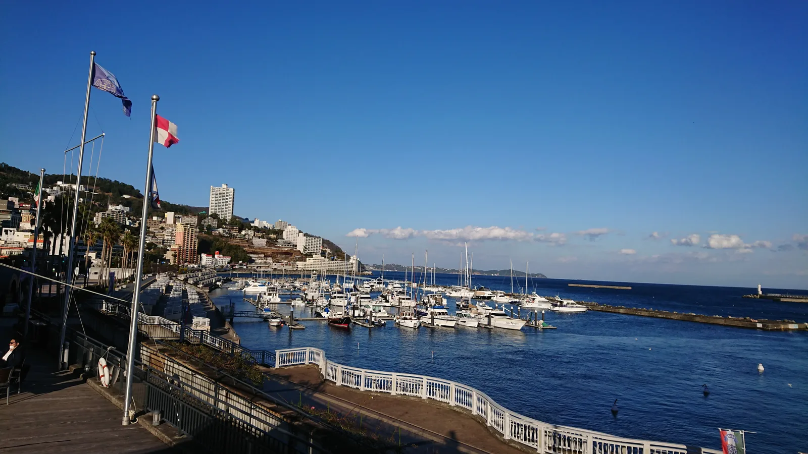 熱海の港と船