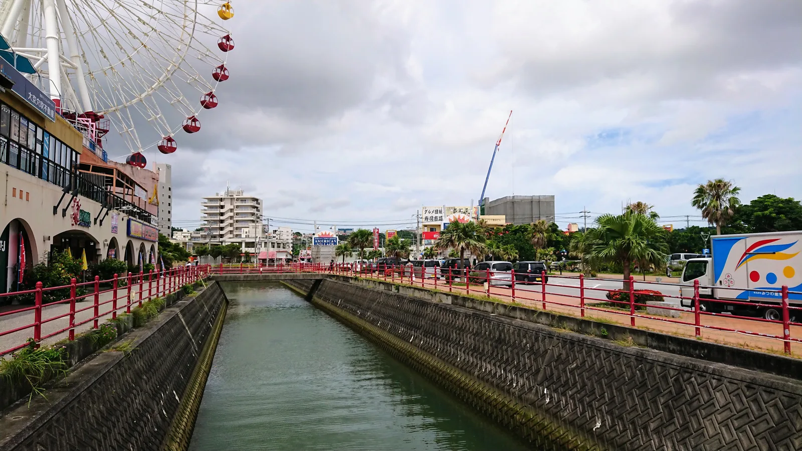 運河沿いの街並み