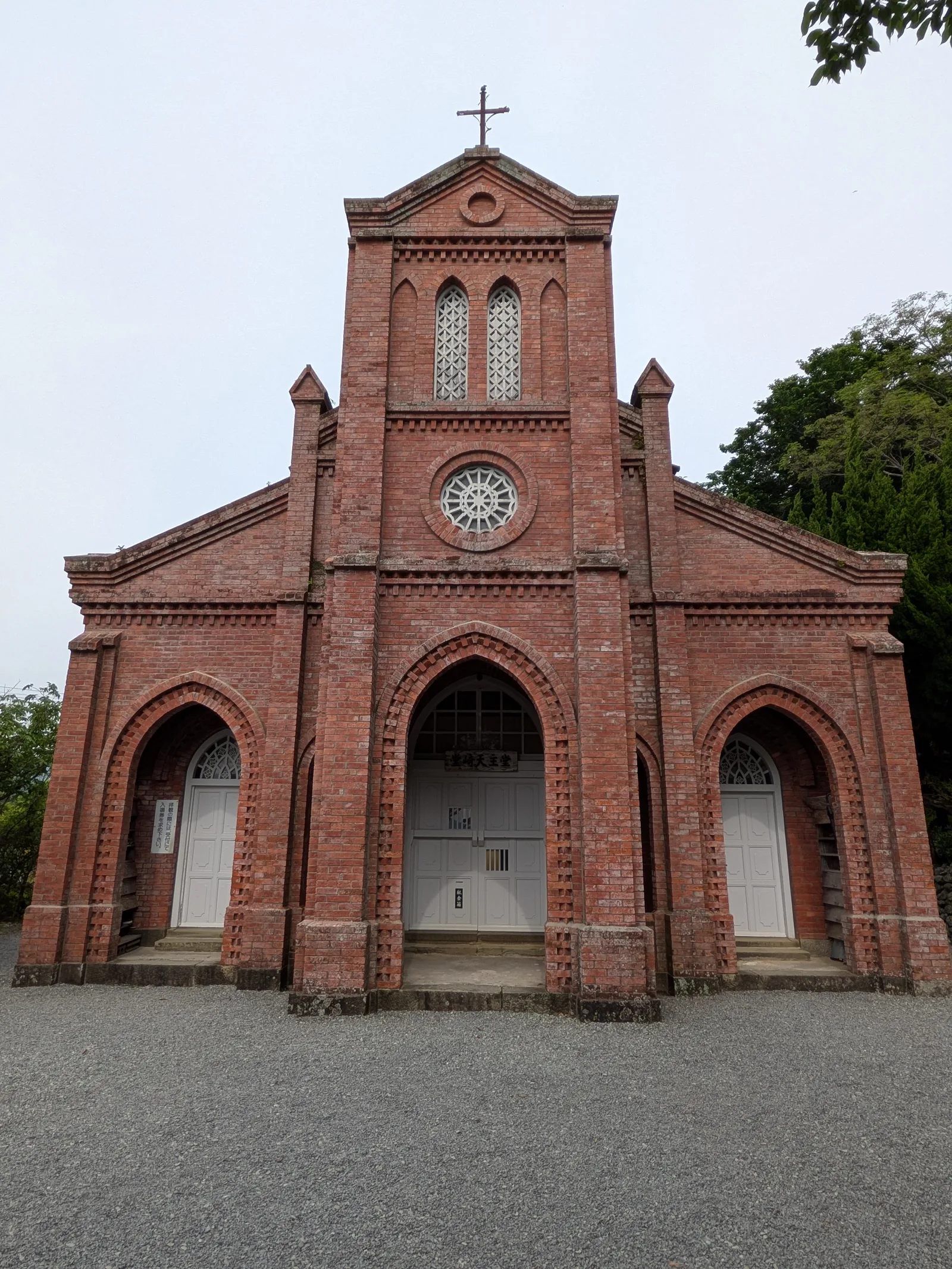 堂崎教会正面