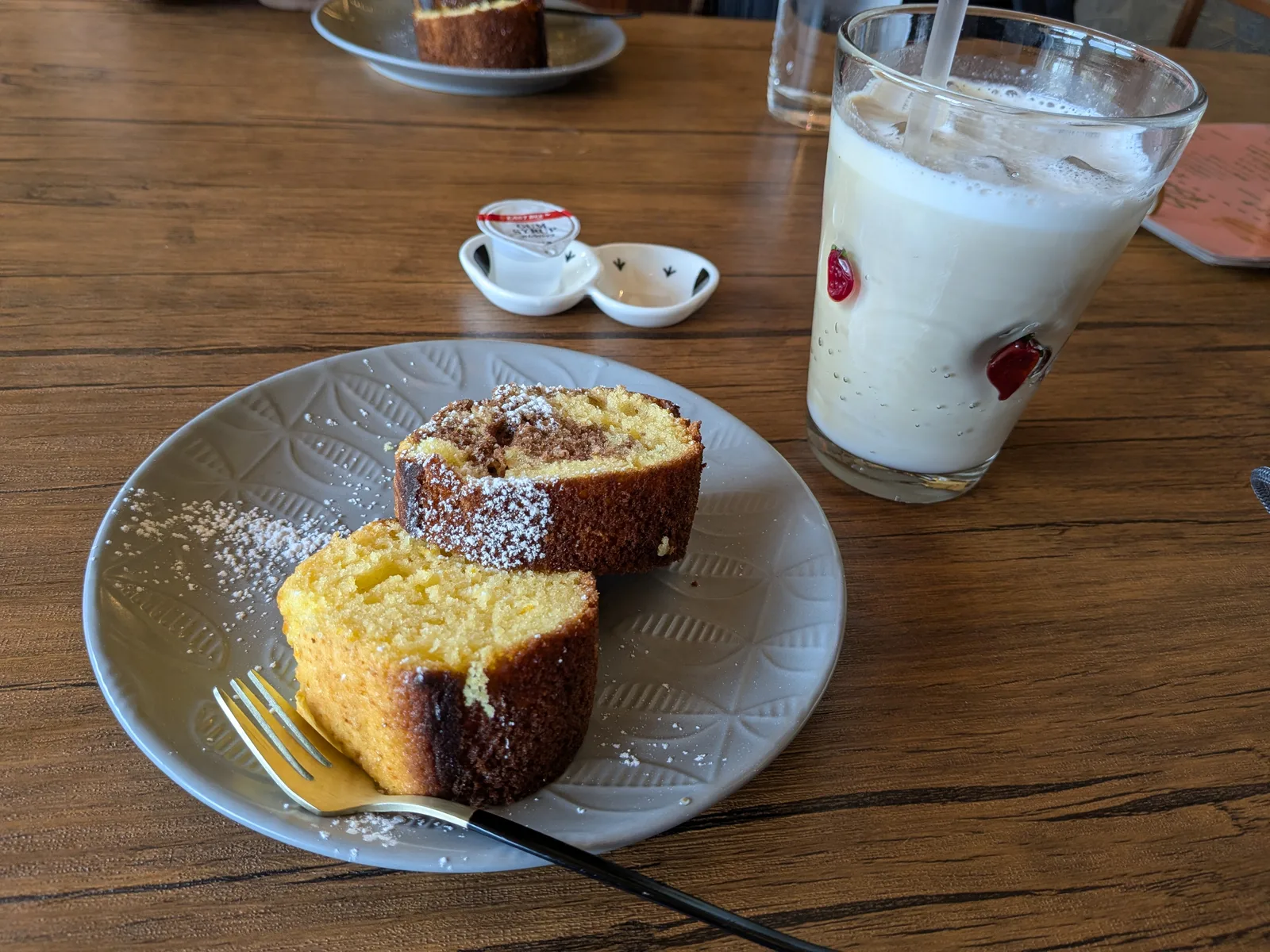 ケーキとアイスコーヒー