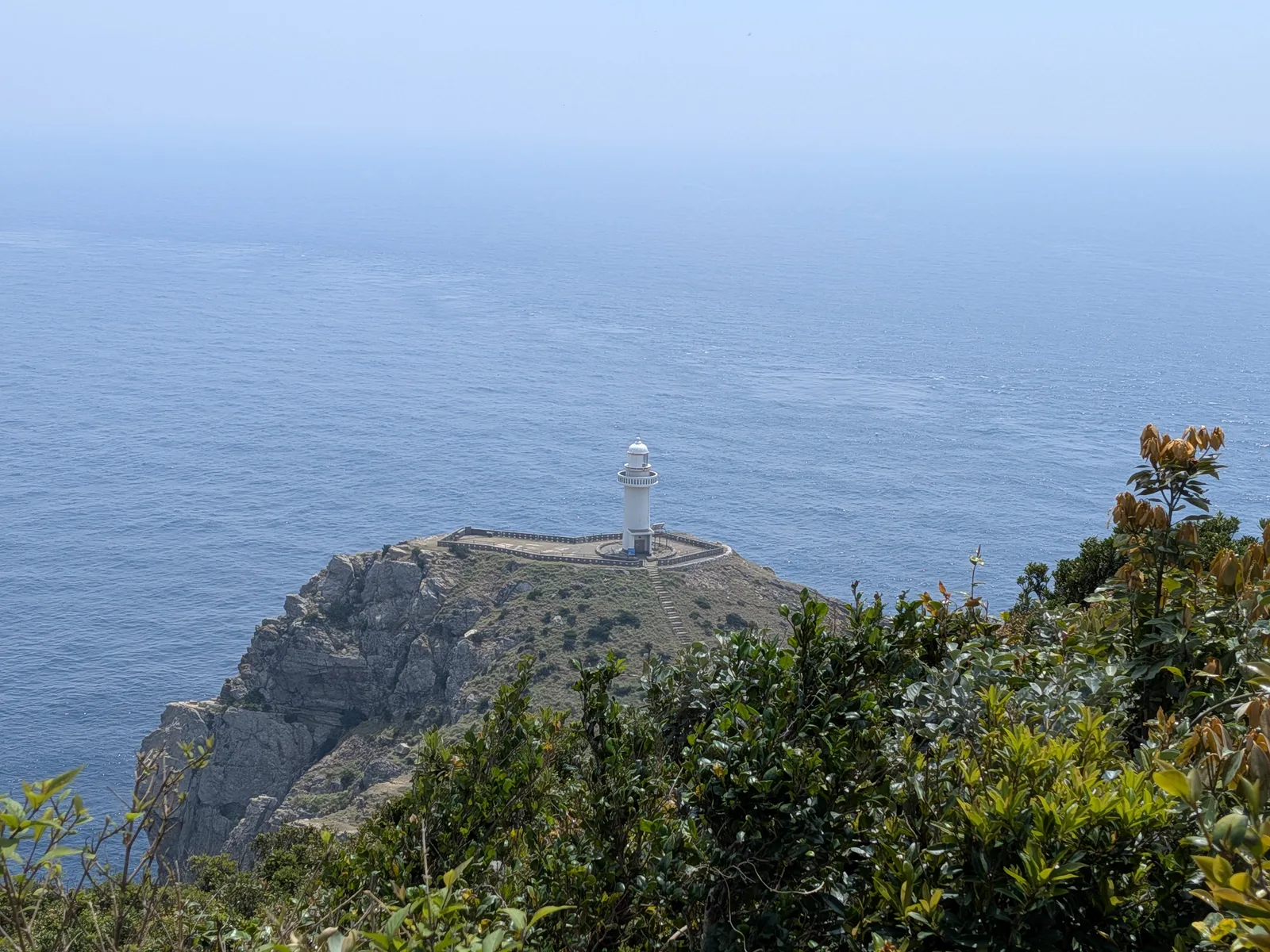 断崖上の大瀬埼灯台