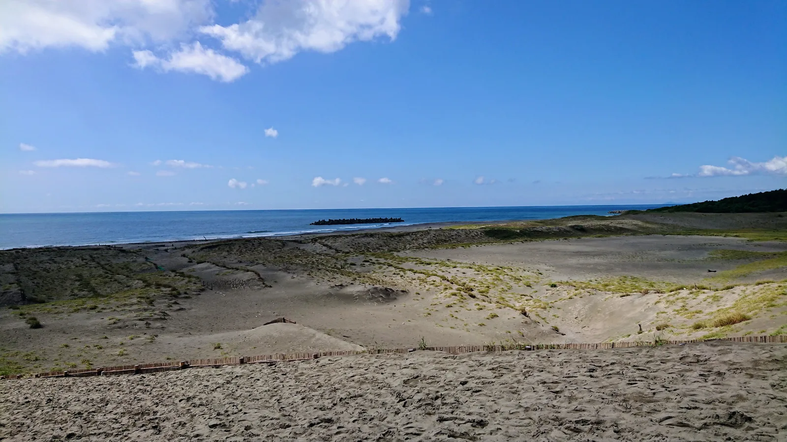 砂丘の斜面と海岸