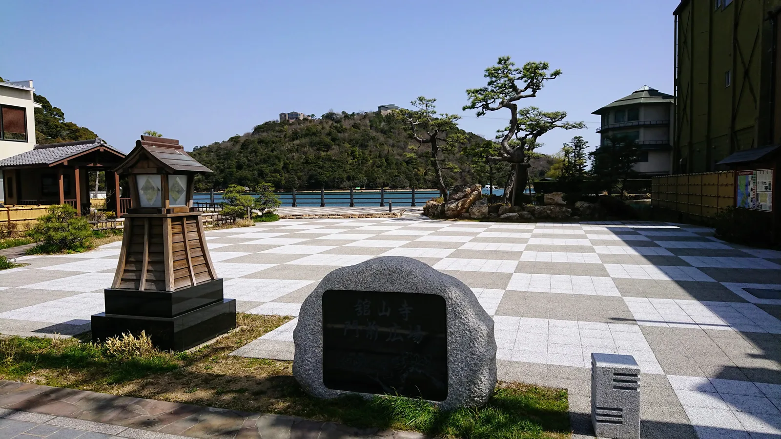 門前広場の石碑