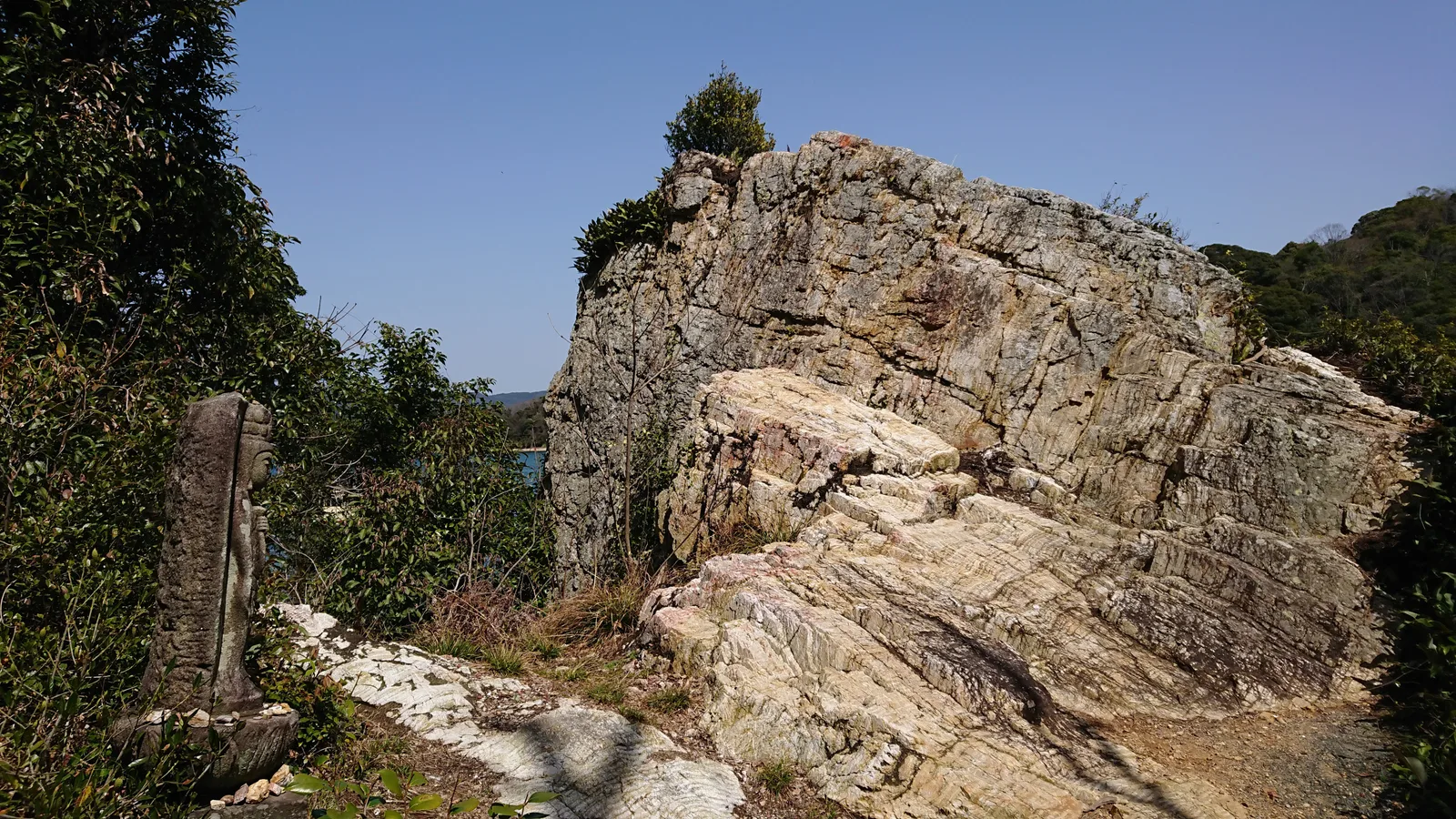 西行岩の巨石