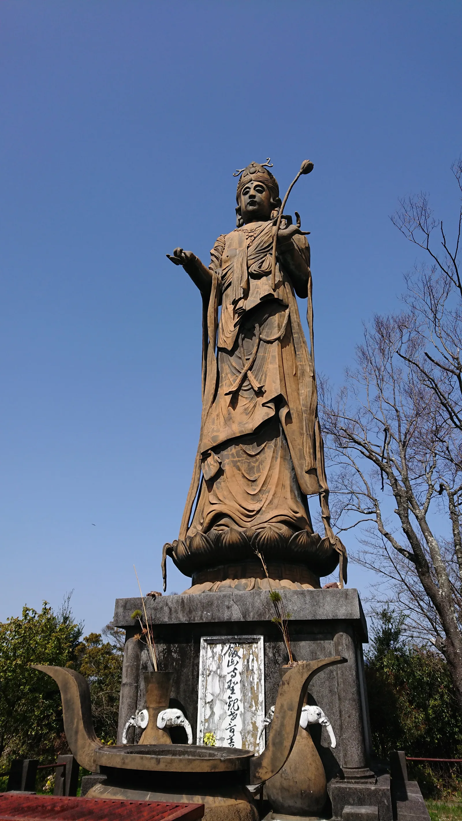 青空に立つ観音像