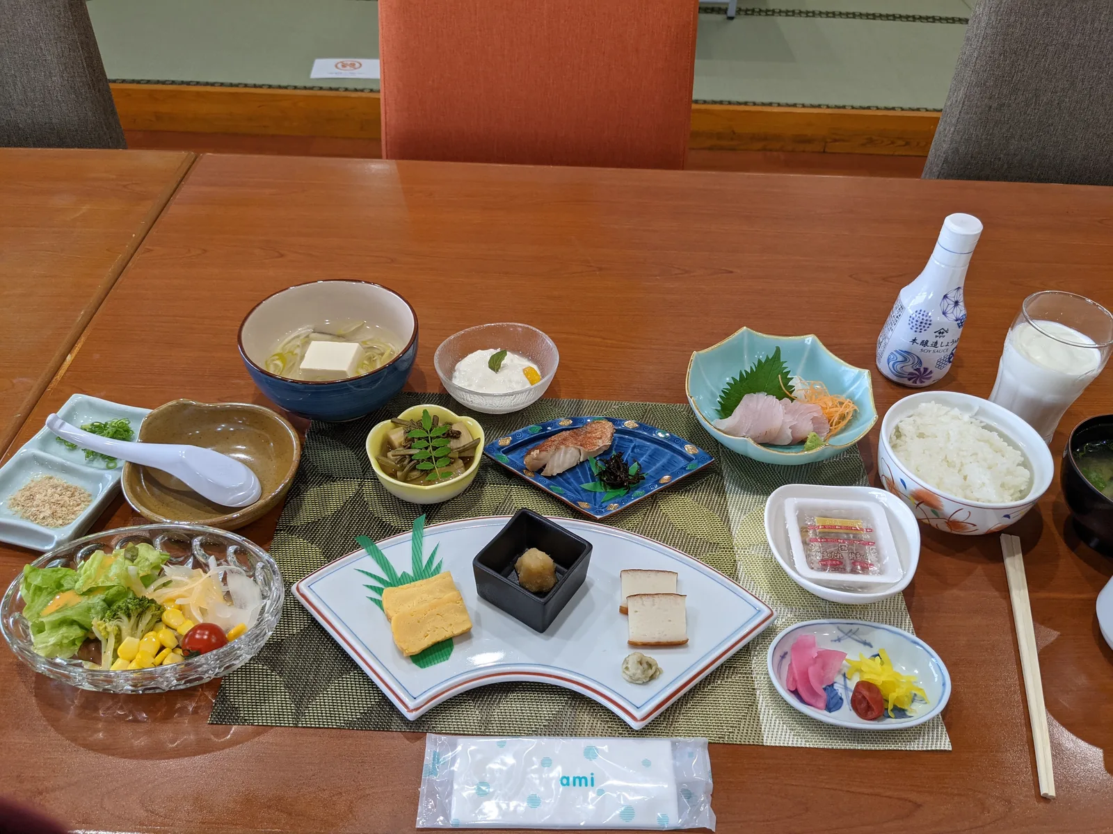 宿の朝食膳