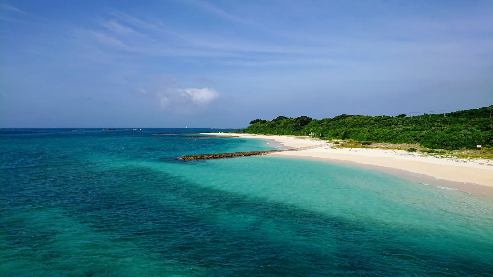 遠浅ビーチと深い青の海