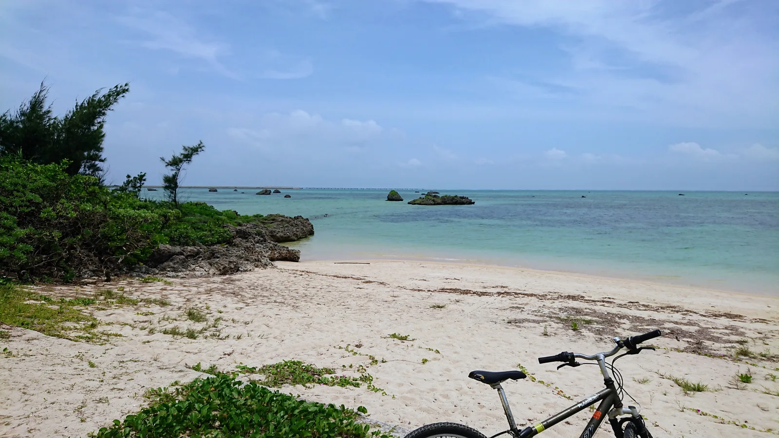 岩礁のある白砂浜