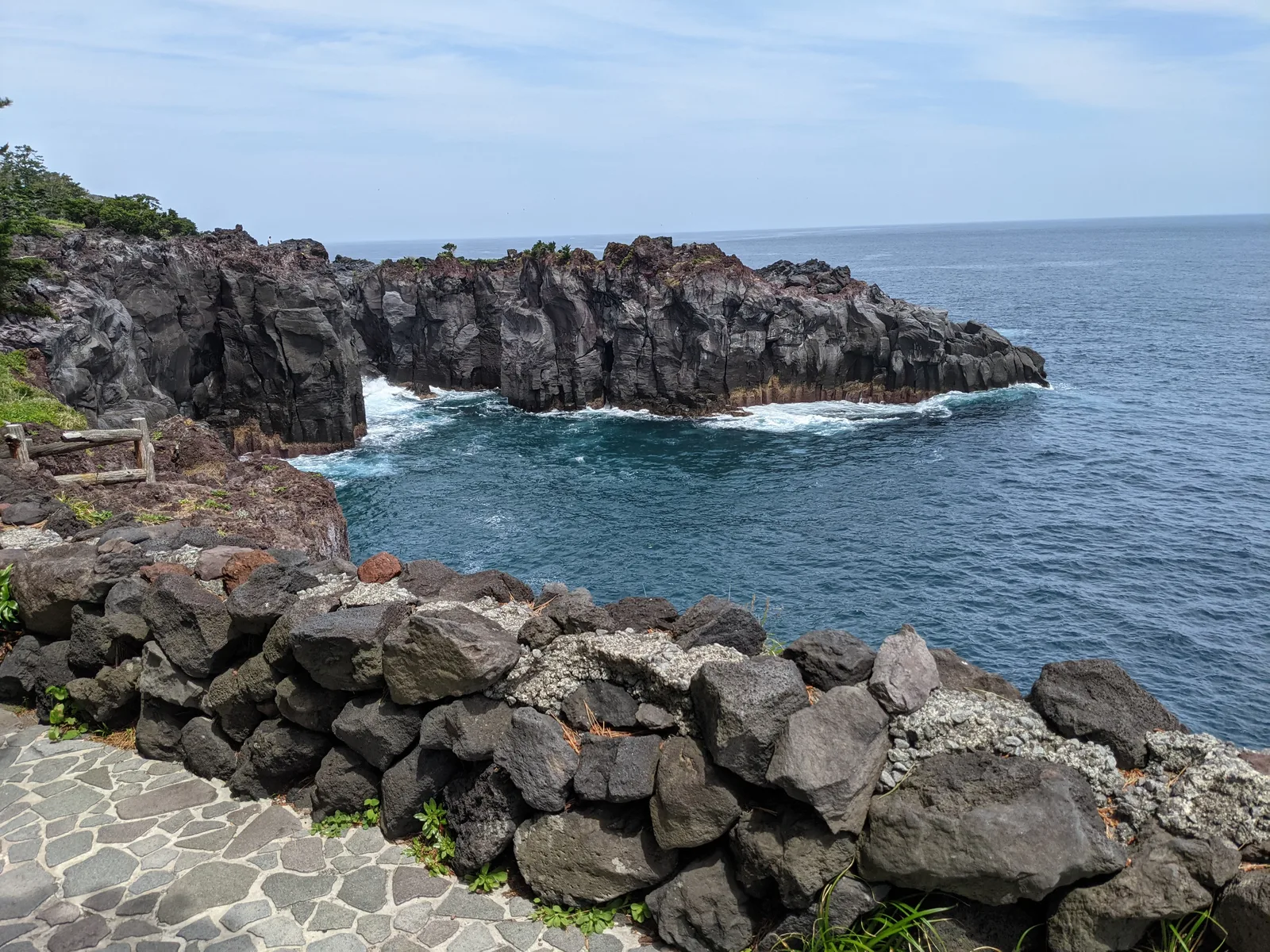 溶岩岩と青い海