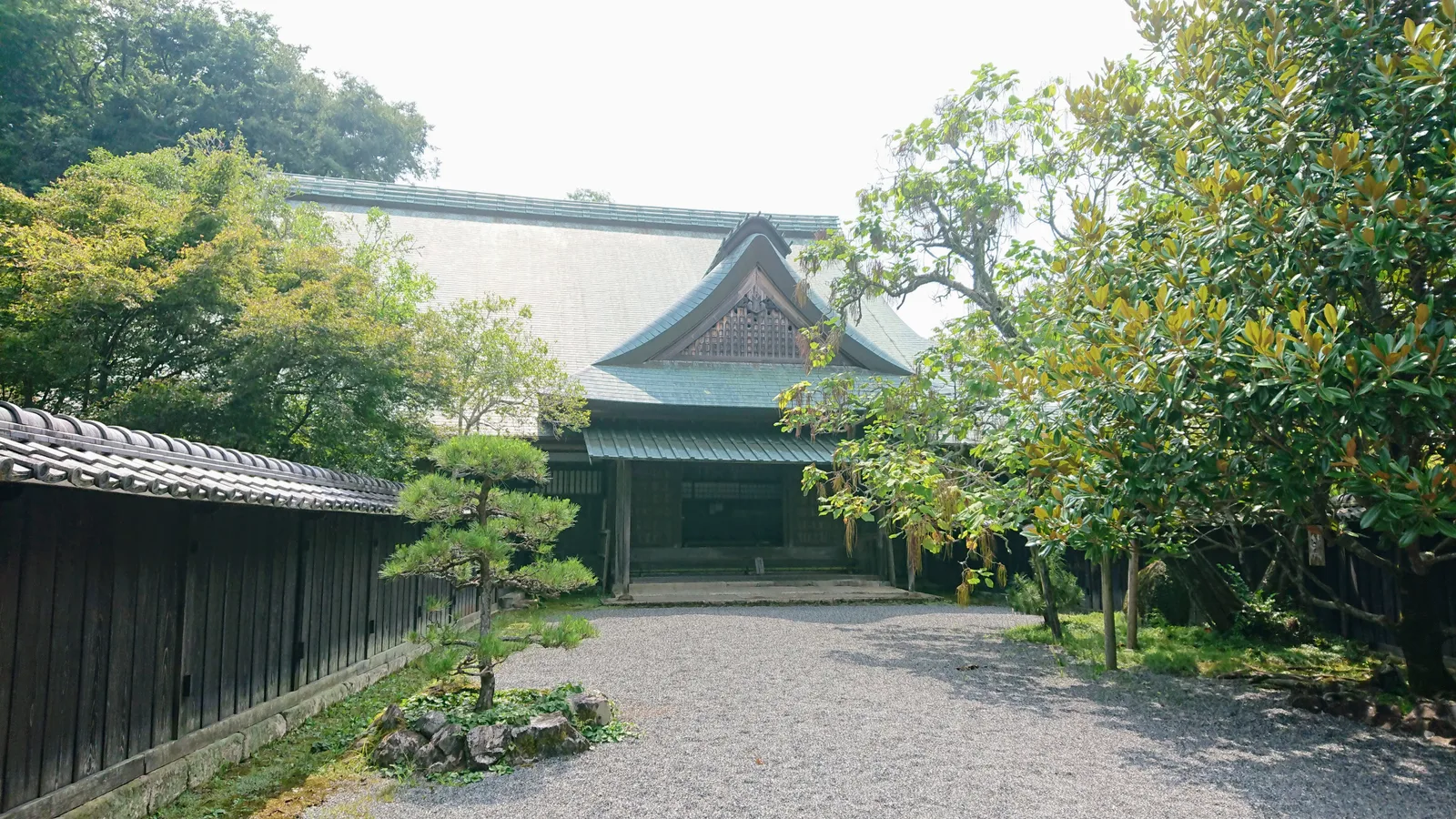 江川邸の主屋と庭