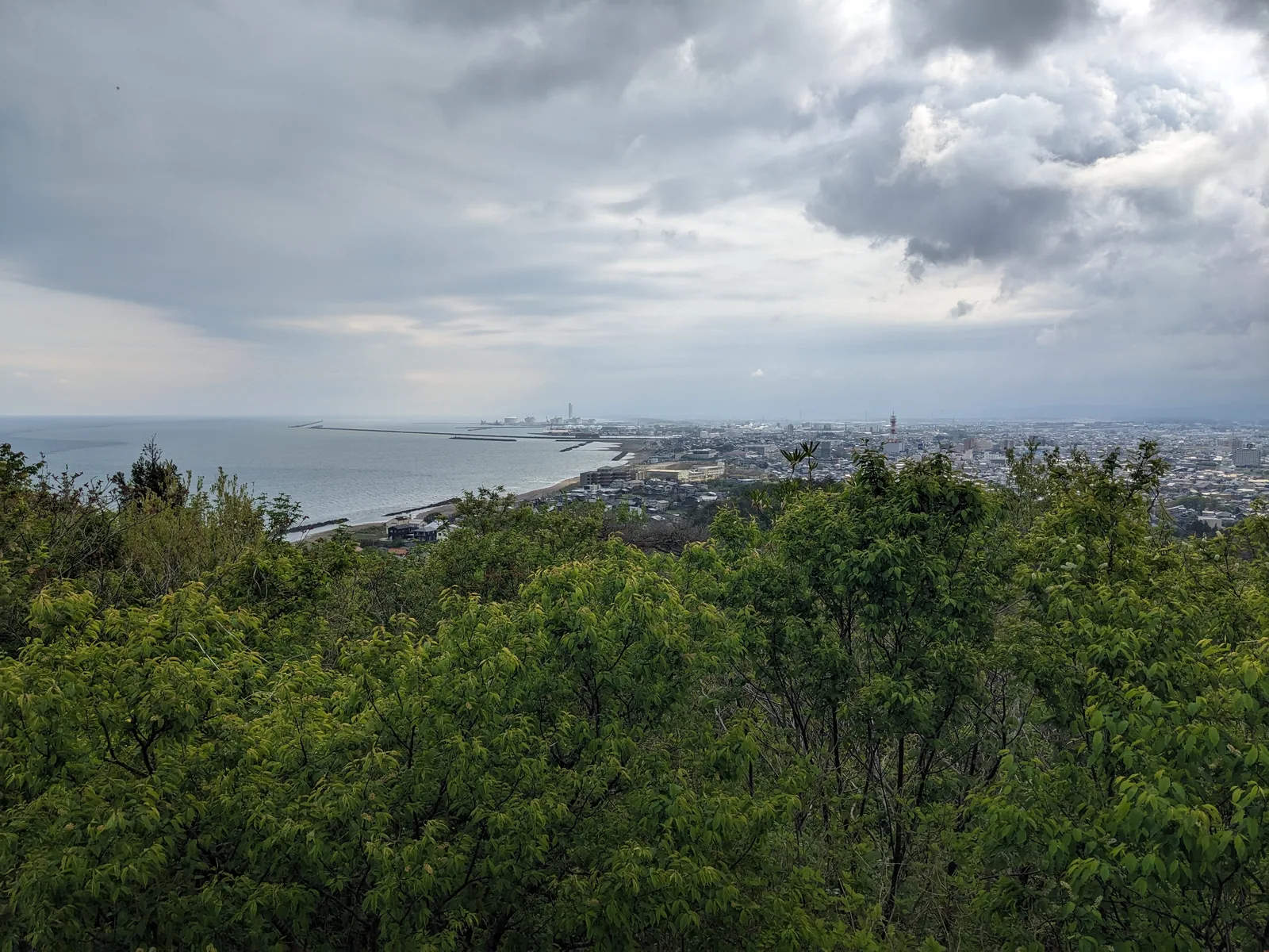 曇天の海と市街