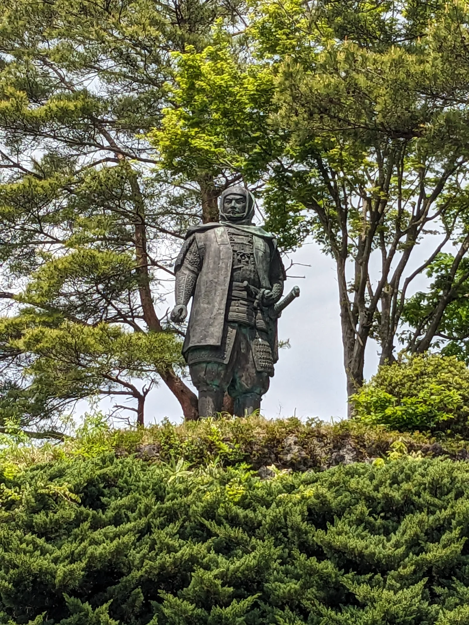 木立の中の謙信像
