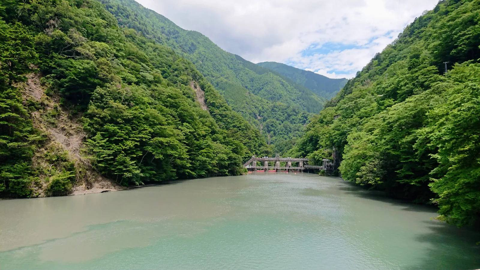 山間に広がる大間ダム湖