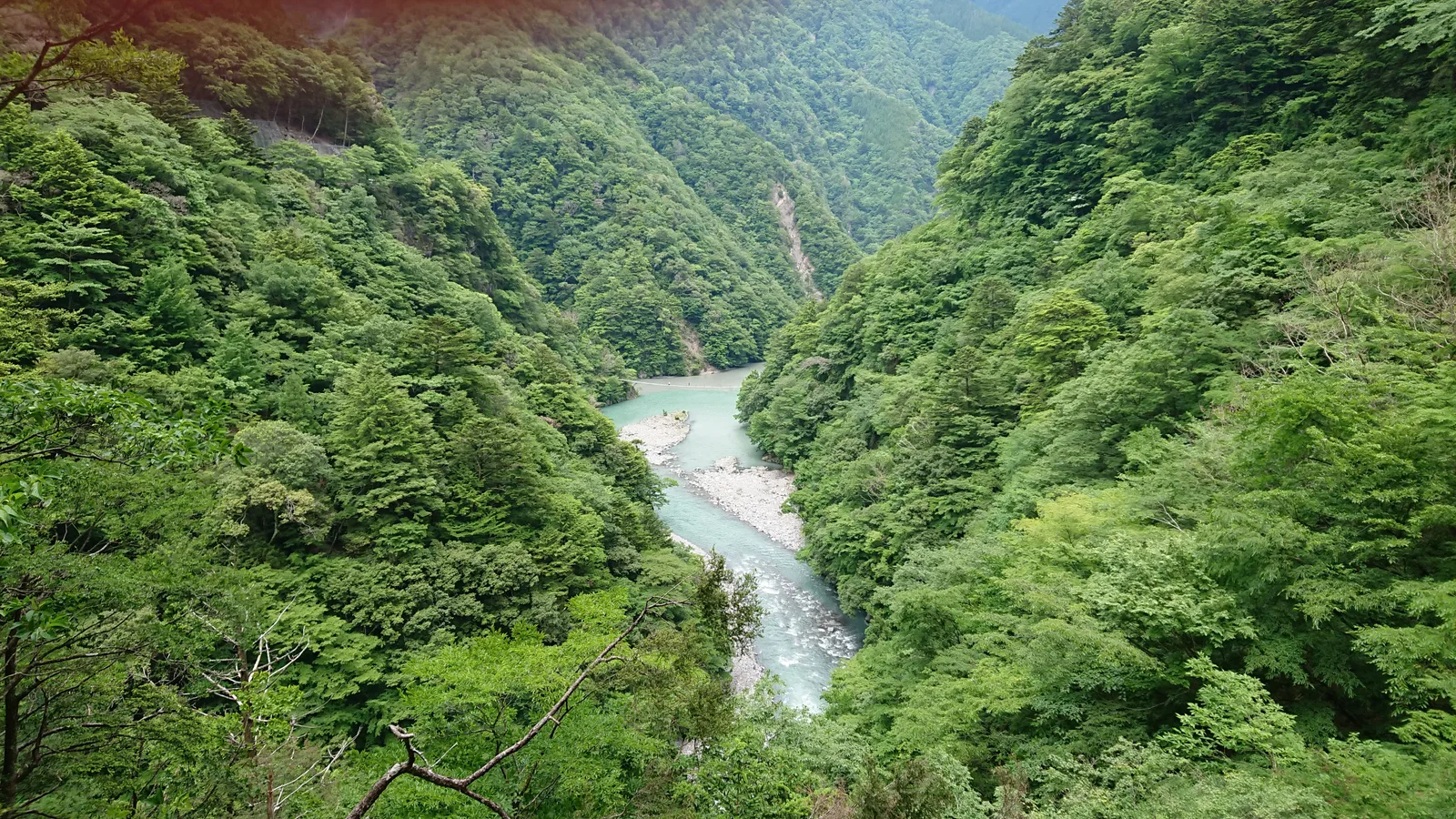 渓谷を見下ろす山並み