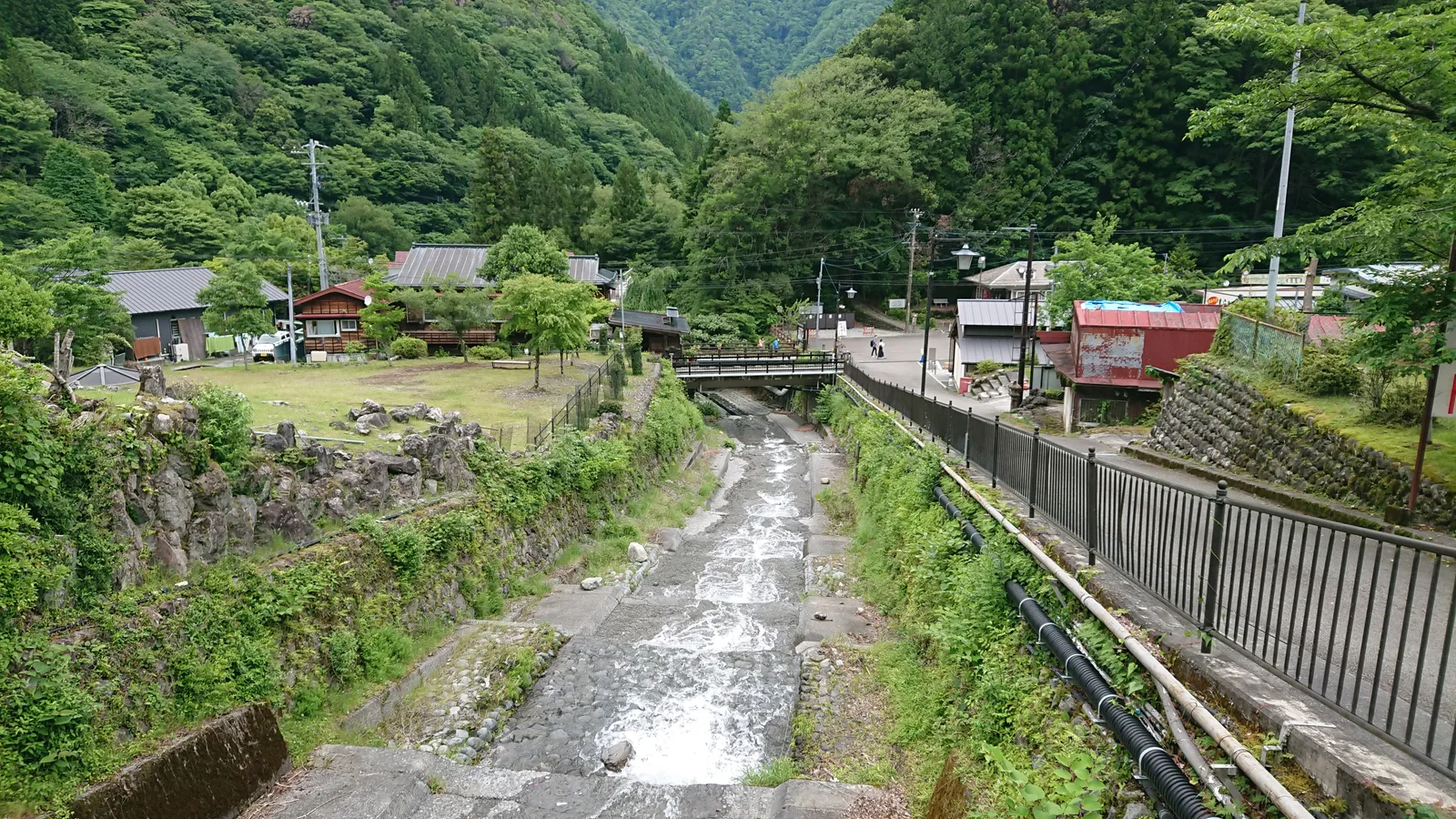 温泉街を流れる小川