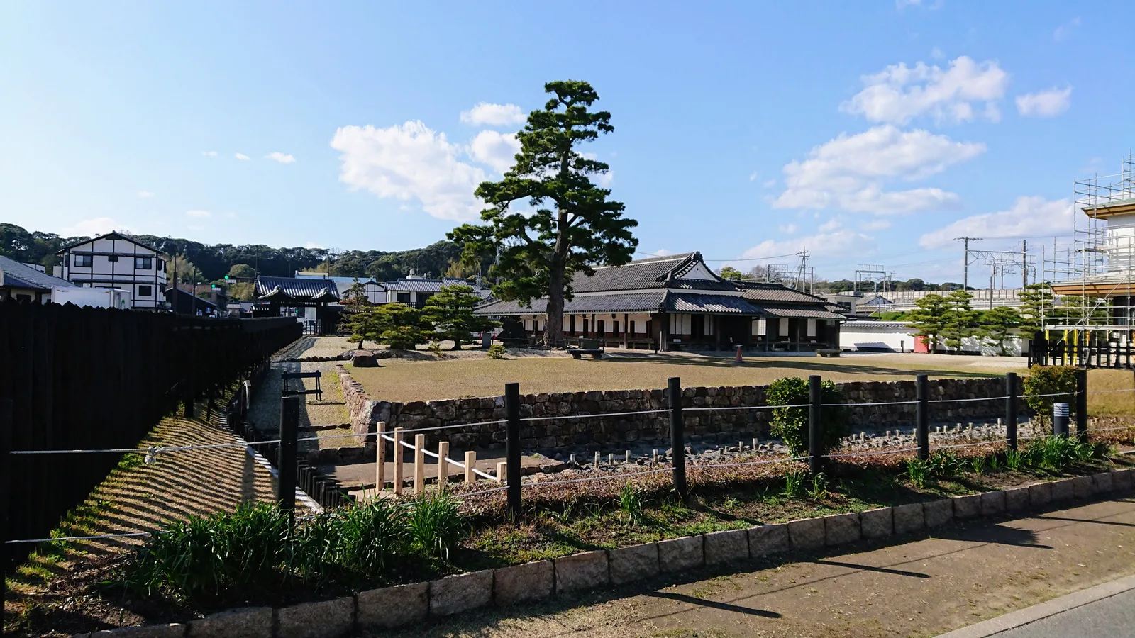 関所の庭と敷地全景