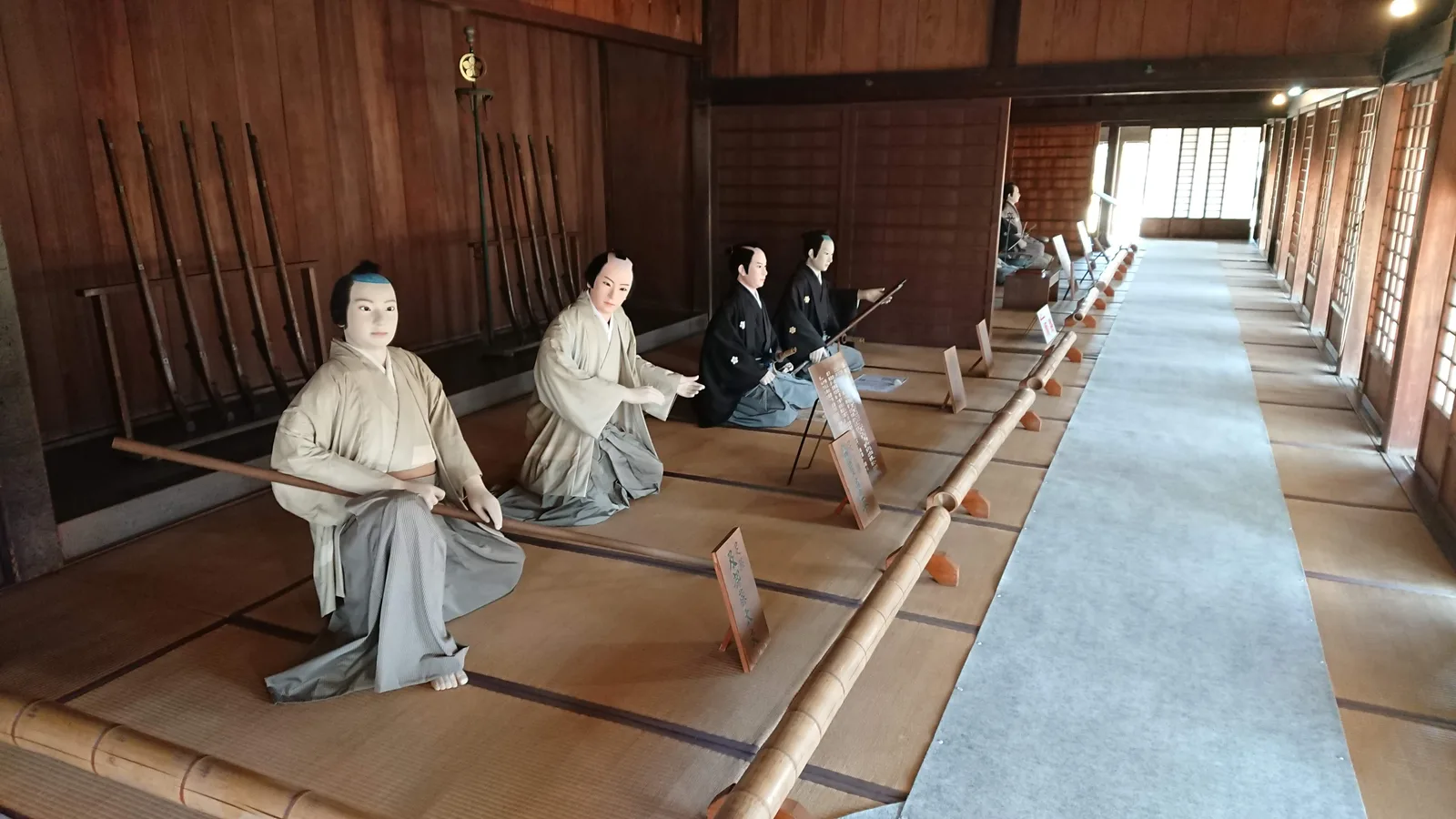 関所内の人形たち
