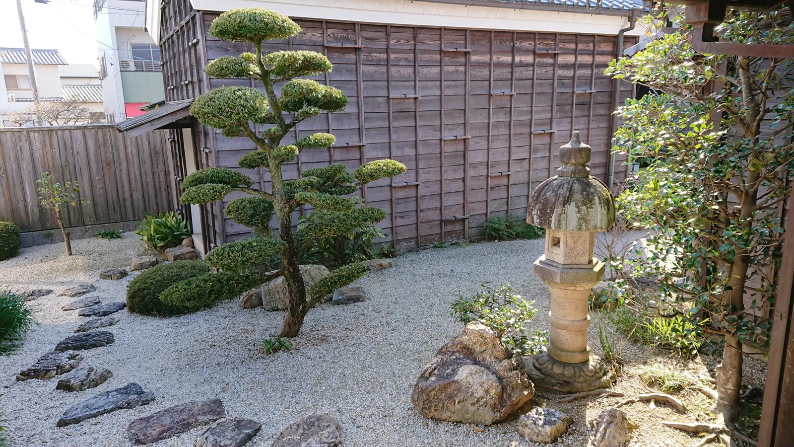 石灯籠のある庭