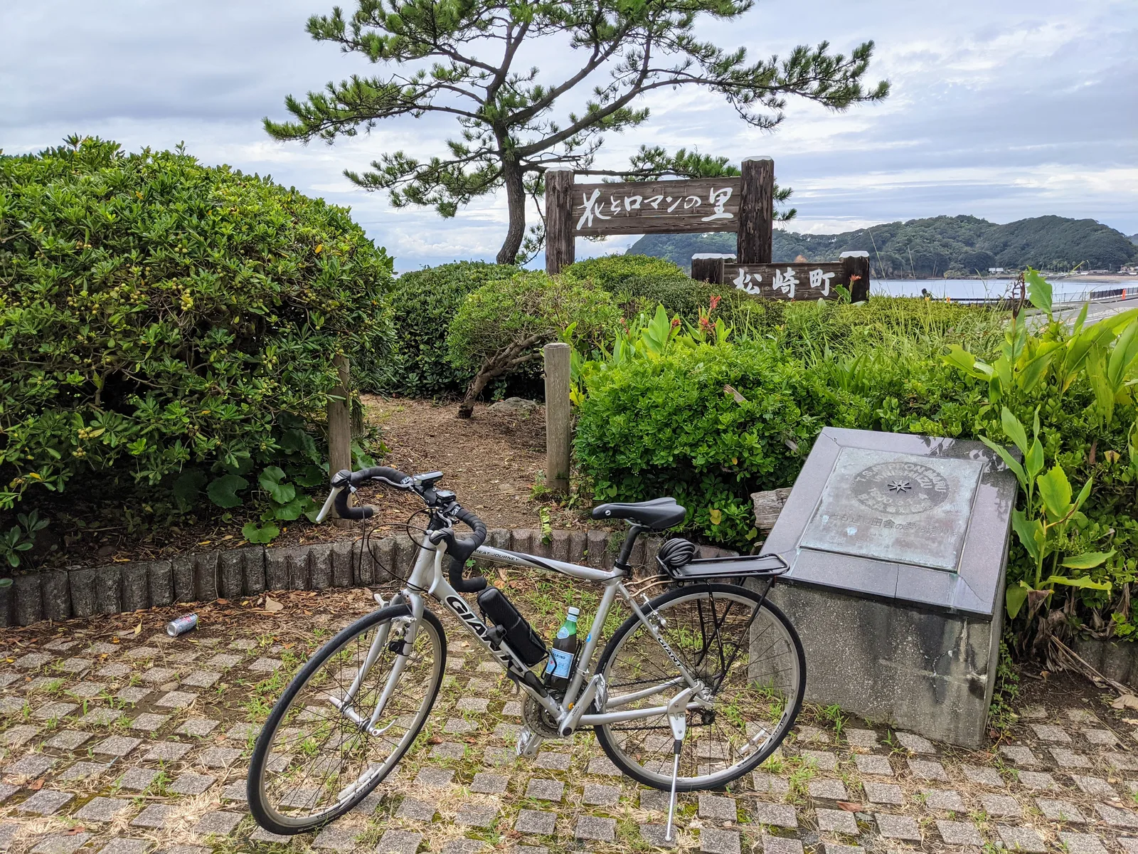 海辺の公園と自転車