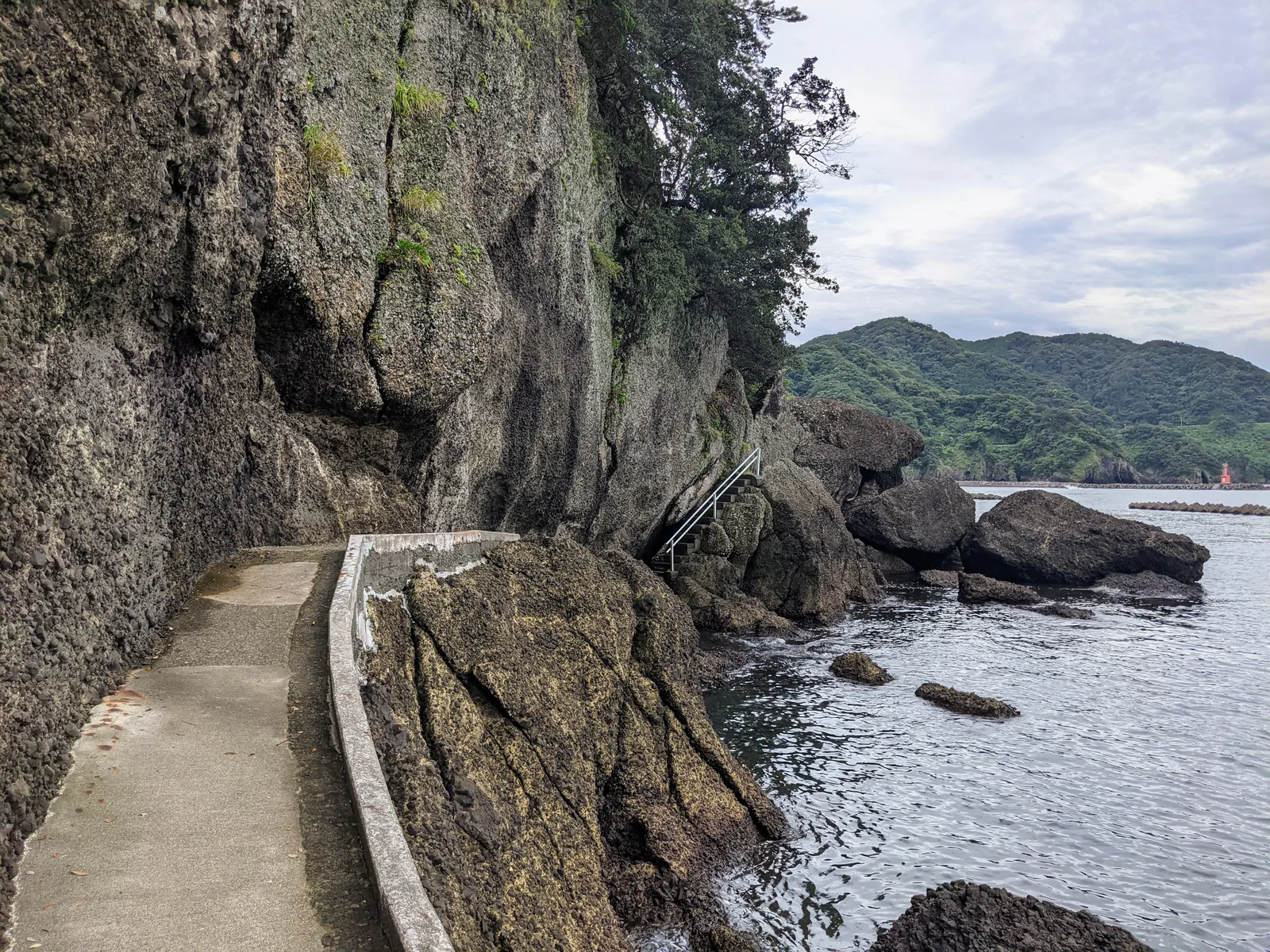 岩壁沿いの海辺の道