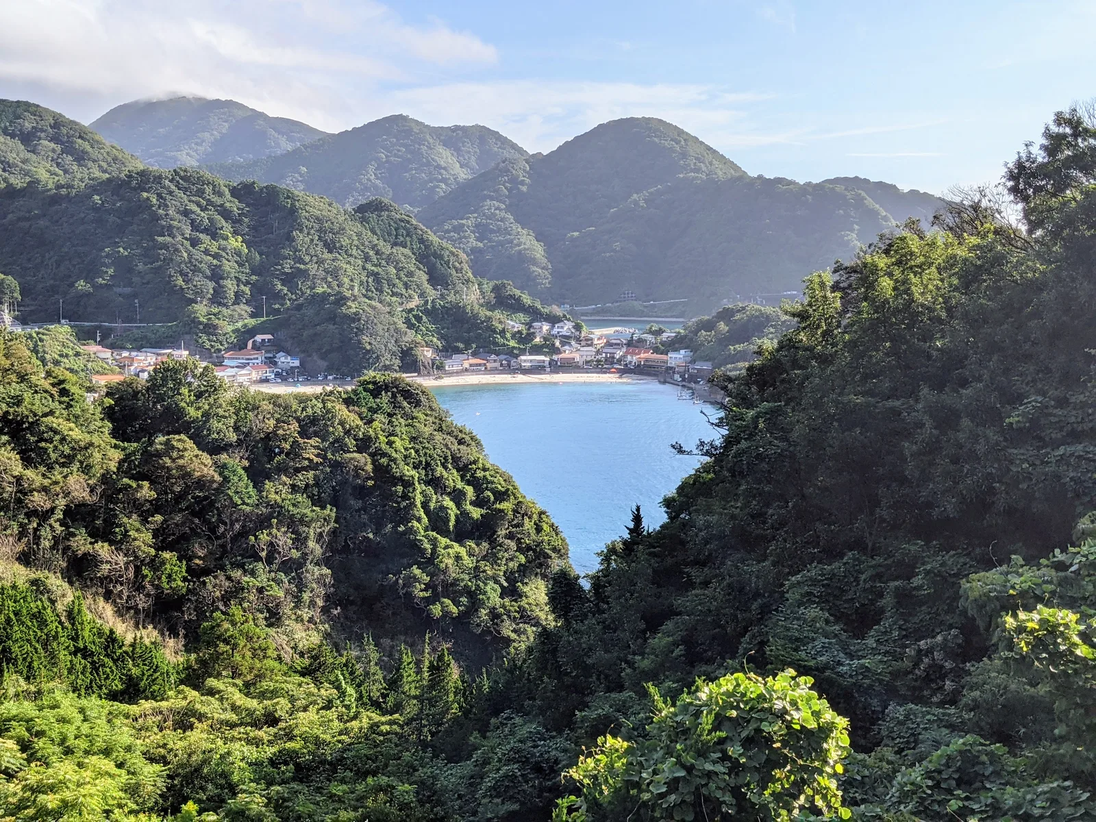 岩地を見下ろす海景色