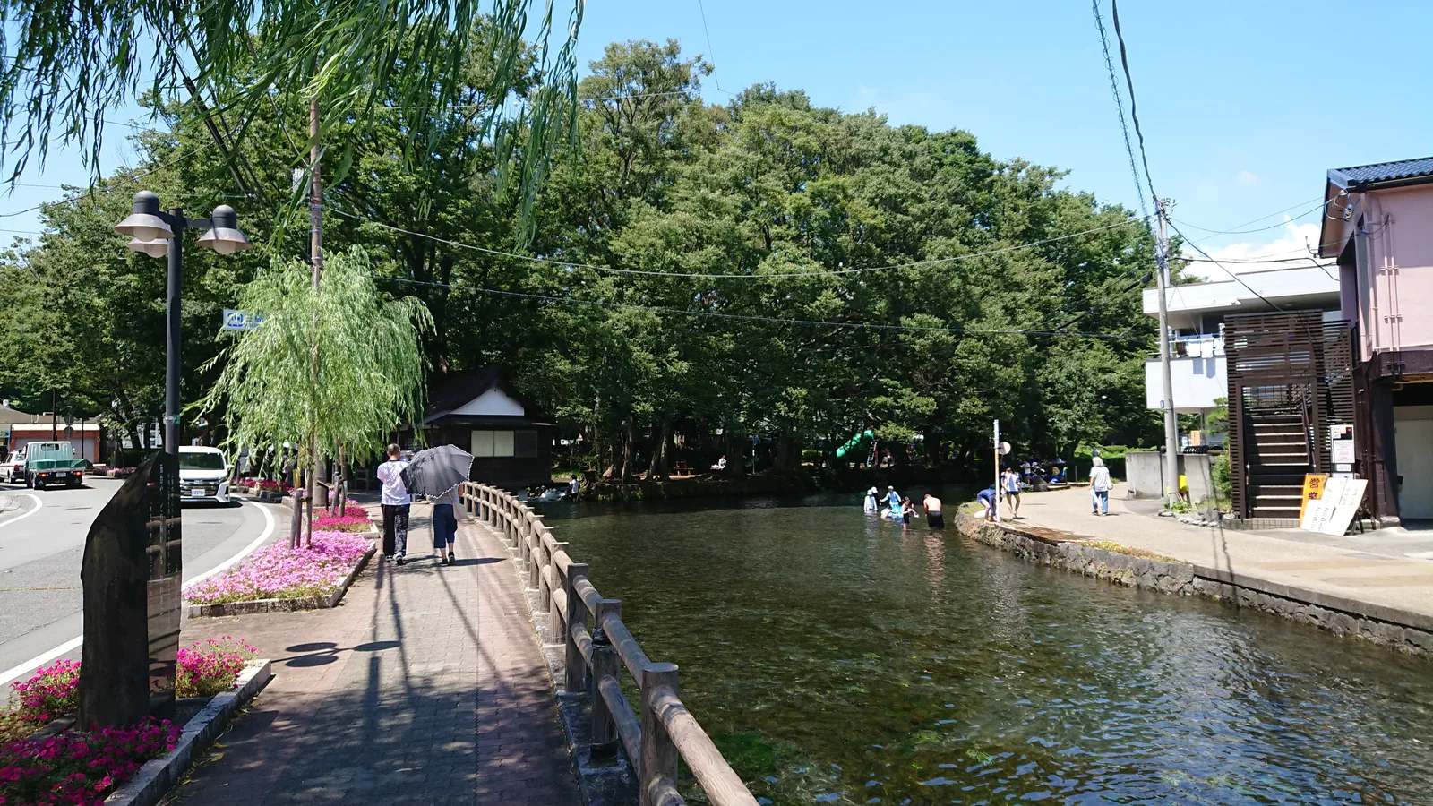 桜川での水遊び