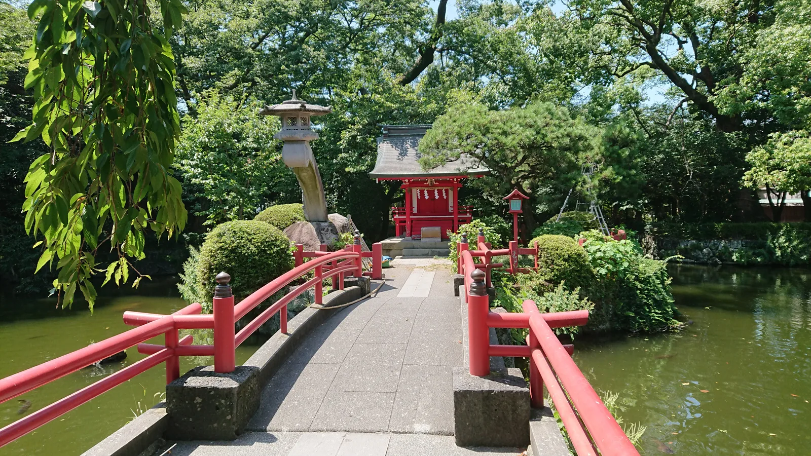 神池に浮かぶ厳島神社