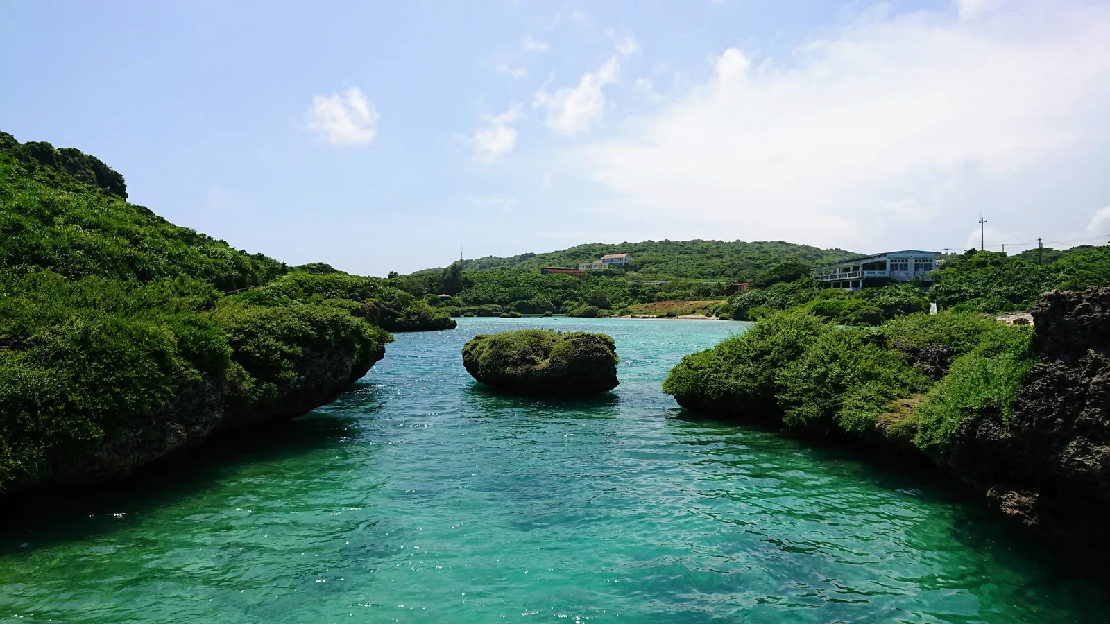 岩に囲まれた水路